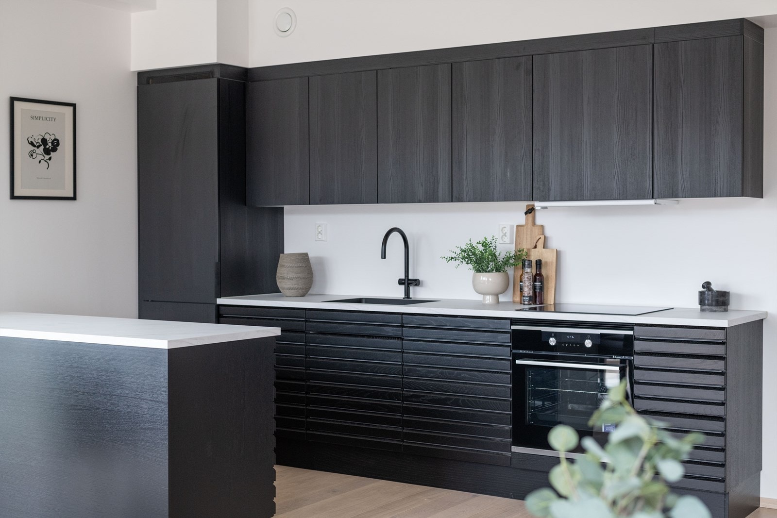 Lekkert og moderne kjøkken fra HTH med integrerte hvitevarer fra Electrolux. Galleribilde
