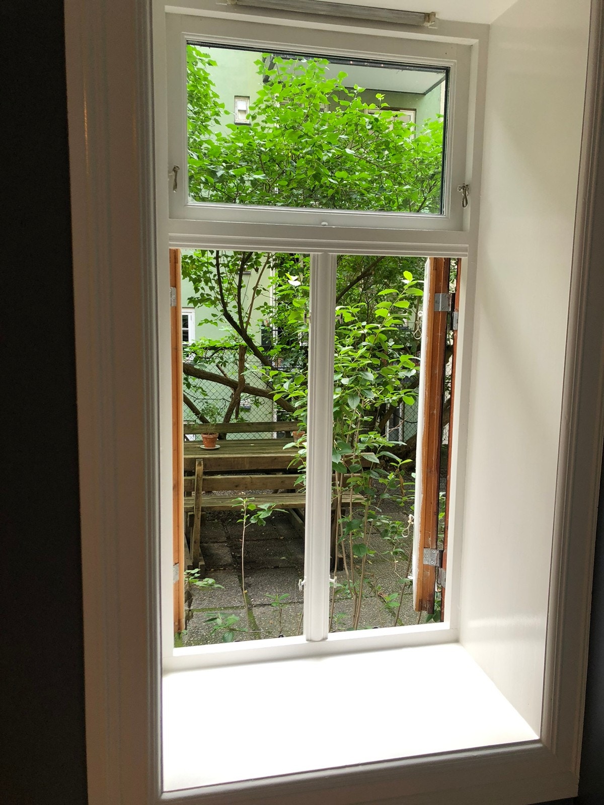 Utsikt fra soverom til stille og hyggelig bakgård Galleribilde