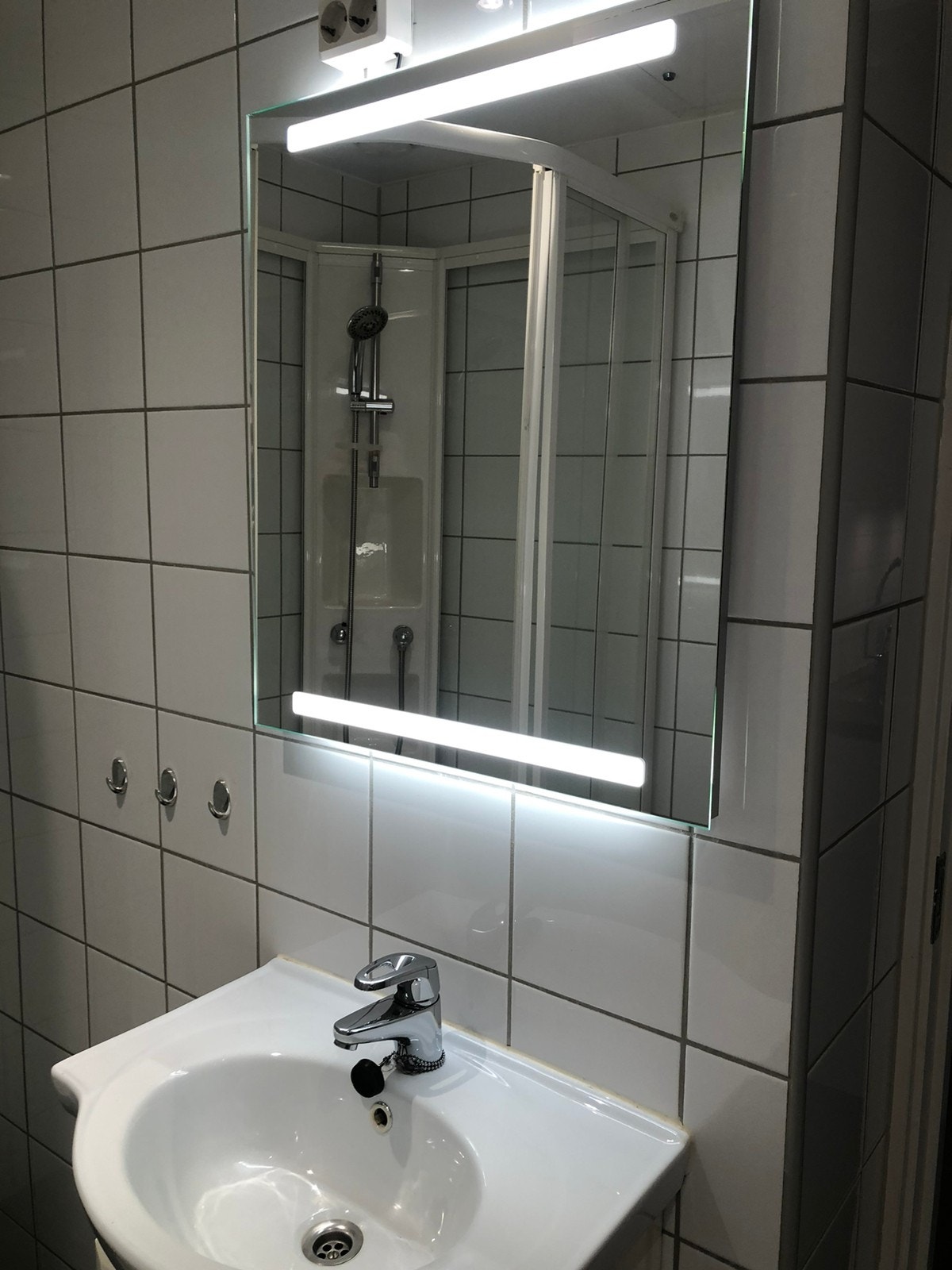 Vask og speil på bad Galleribilde