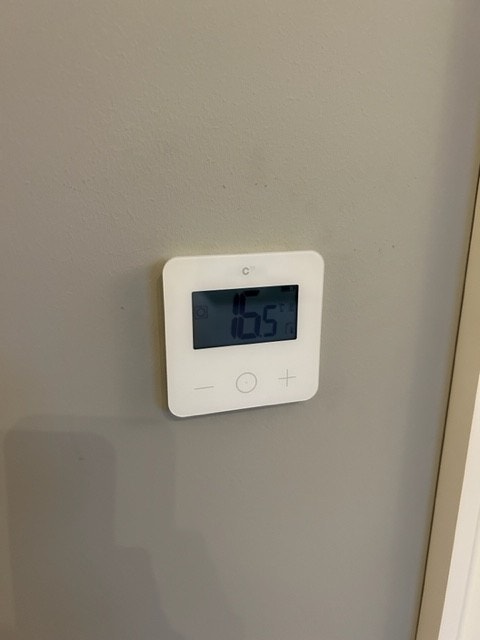 Kontroll til instilling av vannbåren gulvvarme Galleribilde