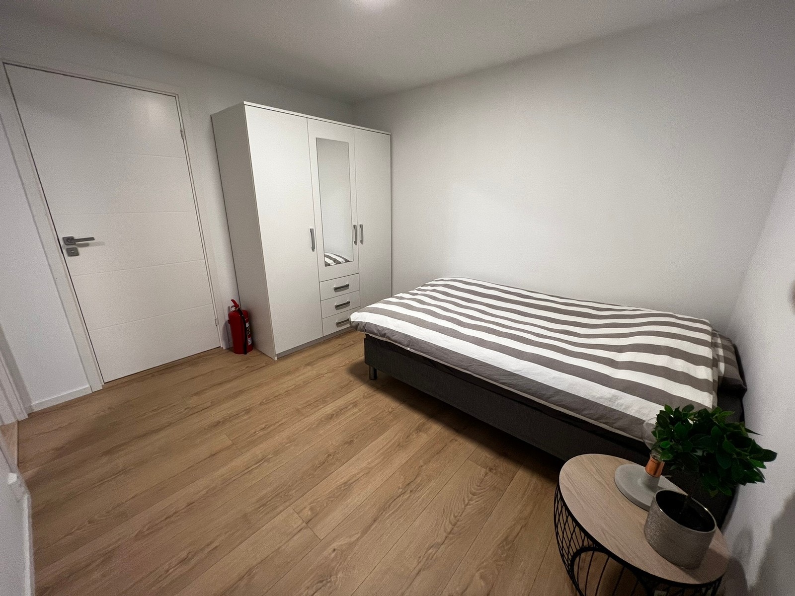 Stort garderobeskap på soverom Galleribilde