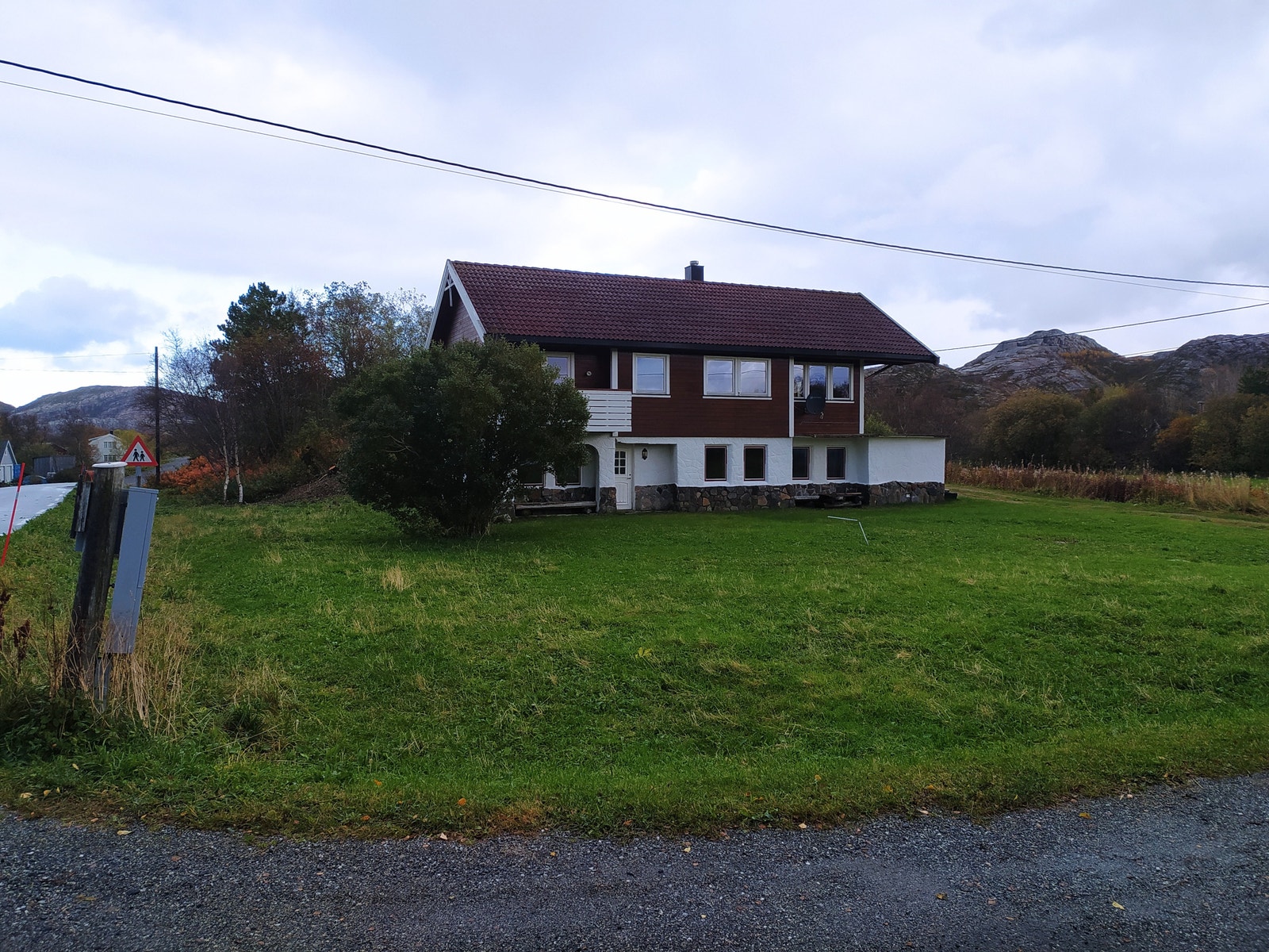 Fasadebilde -kjellerinngang. Galleribilde