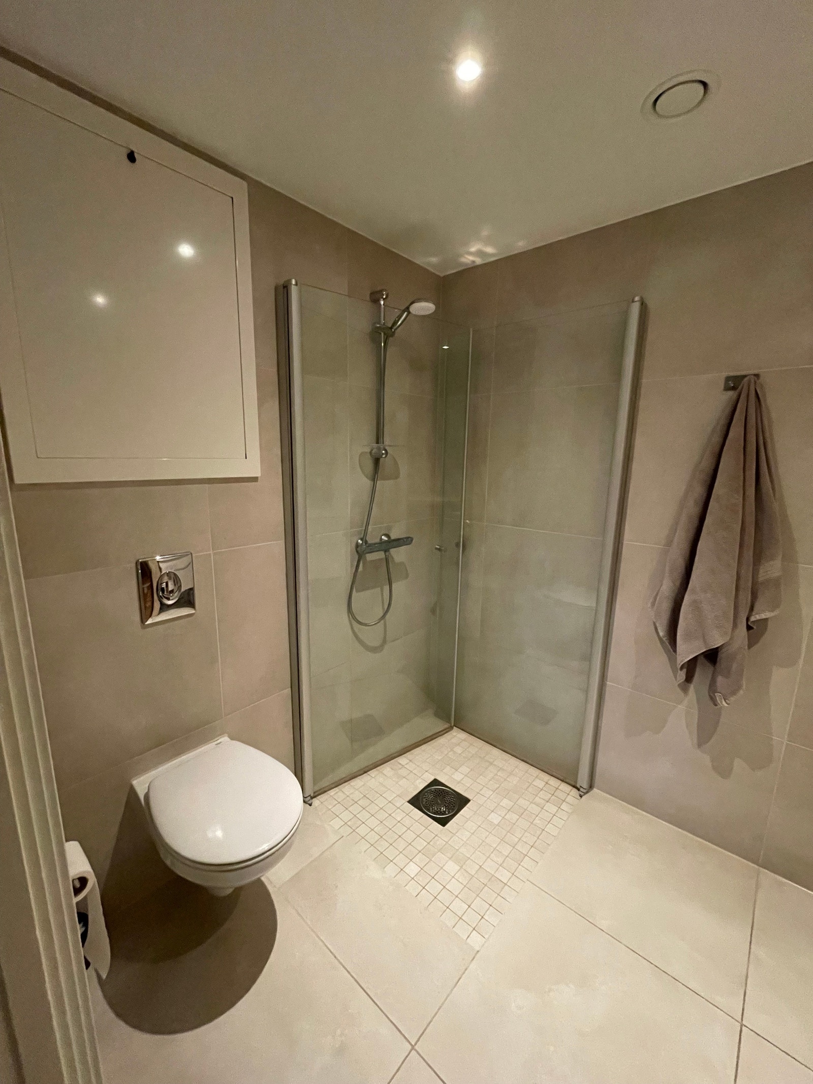 Bad med stor dusj Galleribilde