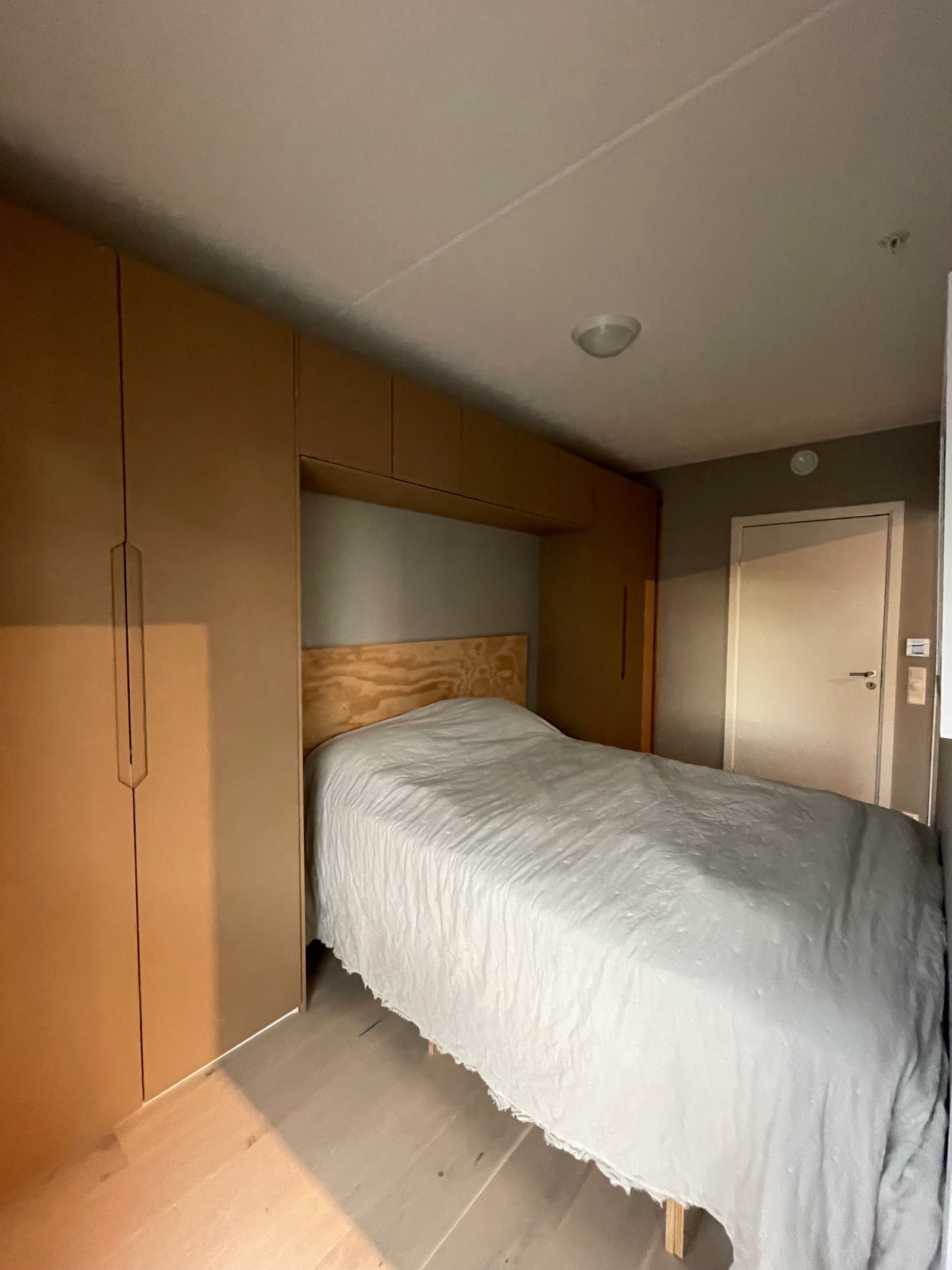 Senga fra andre siden, der ser du døra til badet Galleribilde