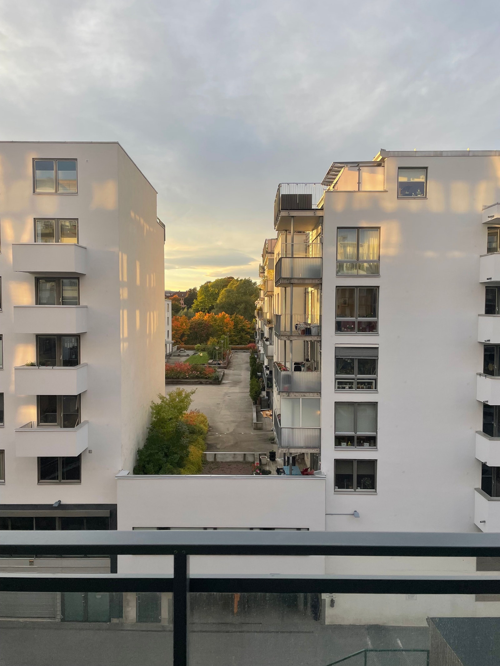 Utsikt fra balkong, vestvendt med kveldssol Galleribilde