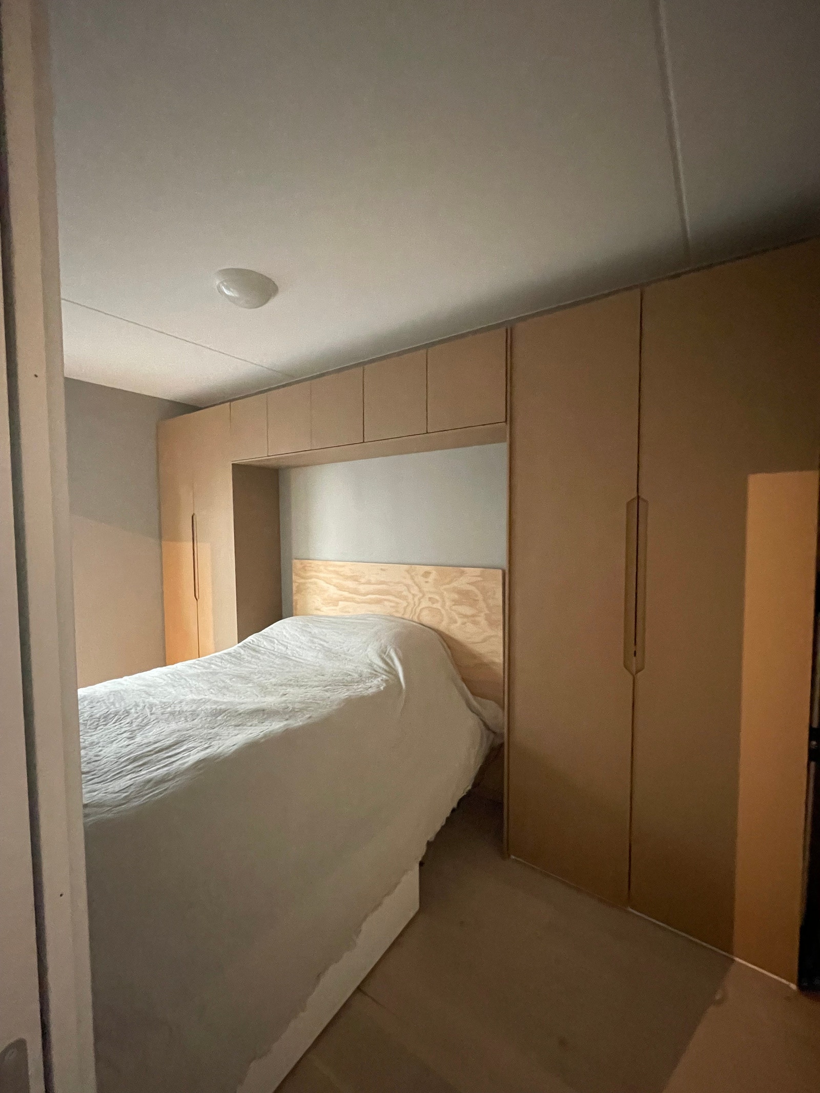 Soverom med mye oppbevaringsplass Galleribilde