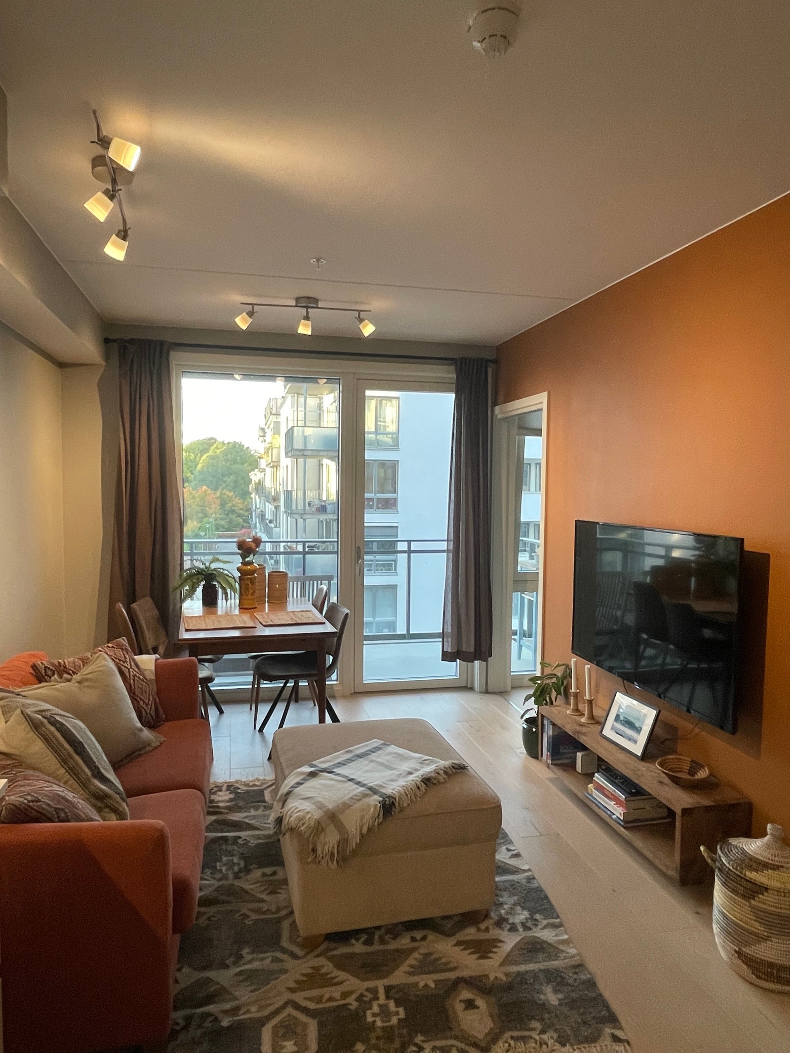 Fra stuen er det utgang til den solrike balkongen med pent utsyn. Galleribilde