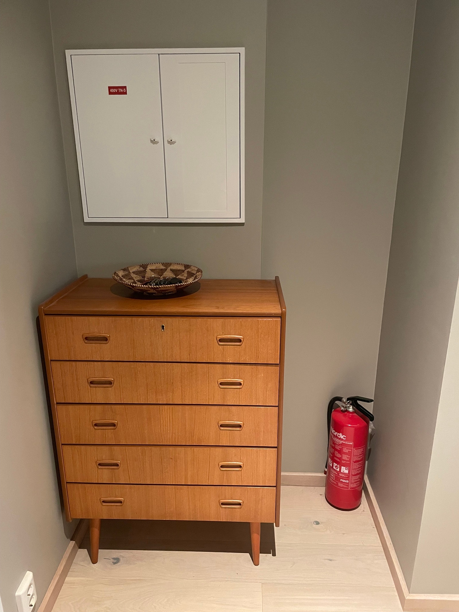 Gang med kommode og sikringsskap med ruter Galleribilde