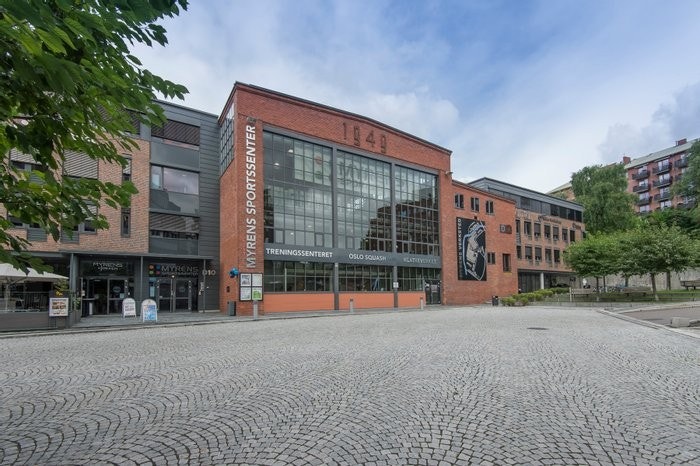 I nærområde er Myrens verksted som er kjent for sin store aktivitetshall Galleribilde