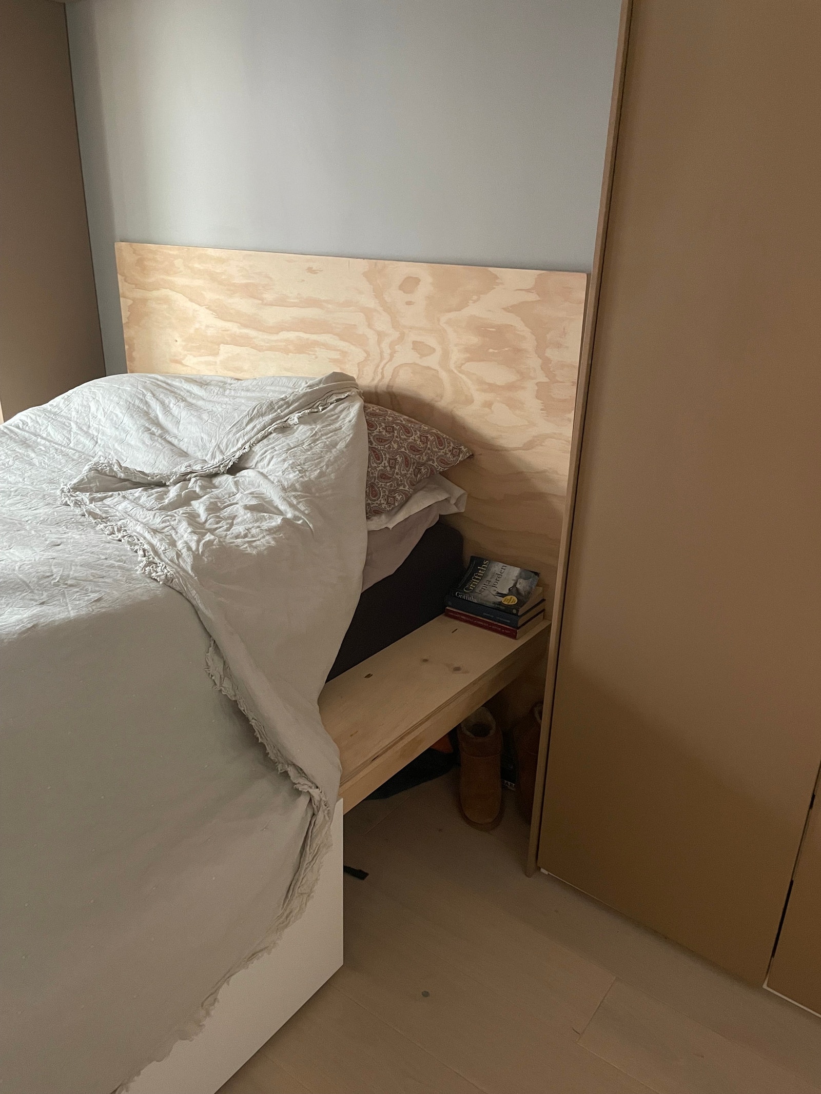 Sengen er innebygd med nattbord på den ene siden av senga Galleribilde