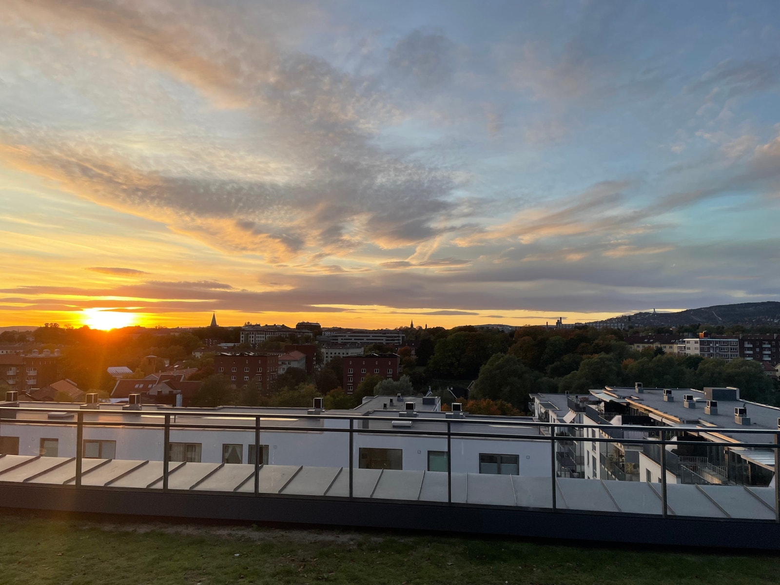 Felles takterrasse for hele bygningen med kveldssol Galleribilde