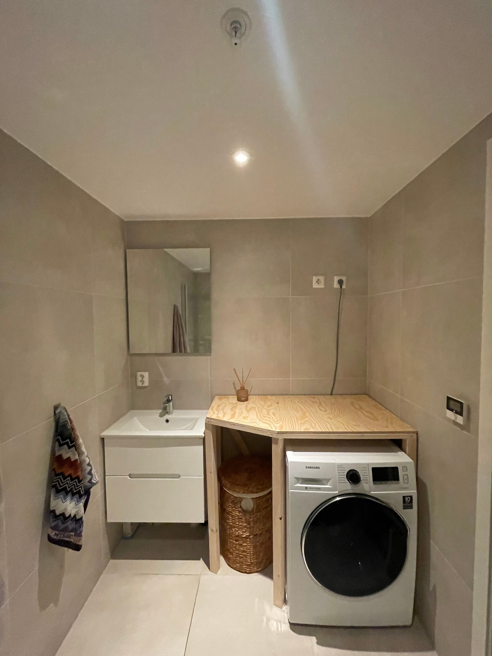 Baderom med vaskemaskin og tørketrommel Galleribilde