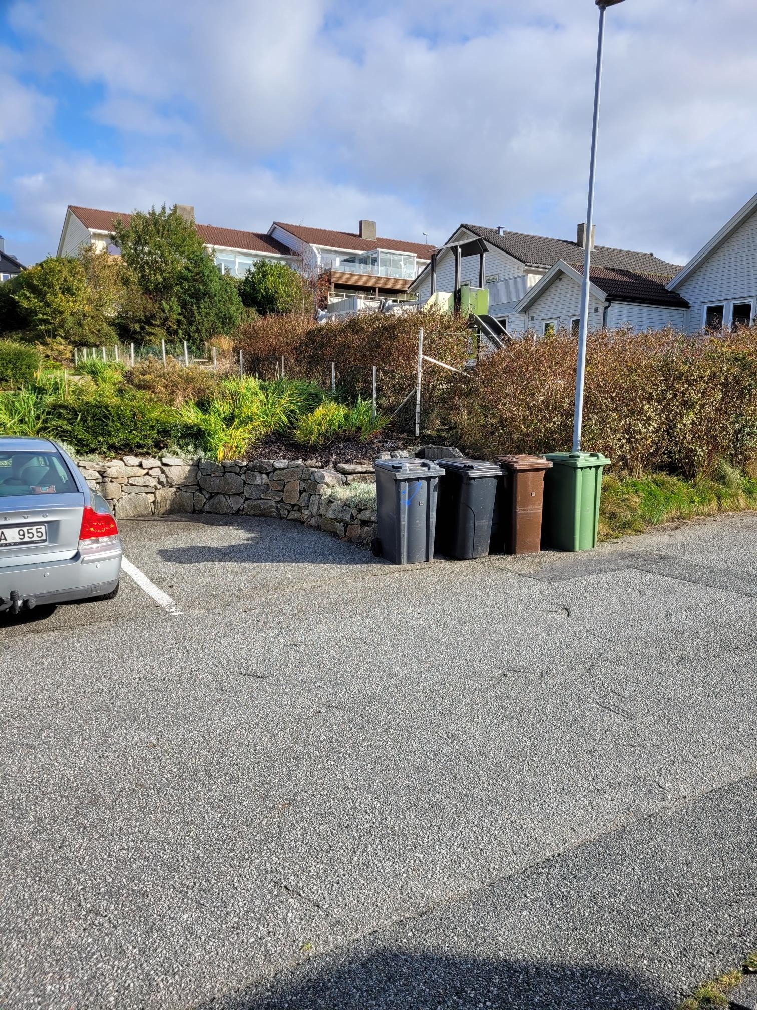 four marked parking spaces. And garbage bins! Galleribilde