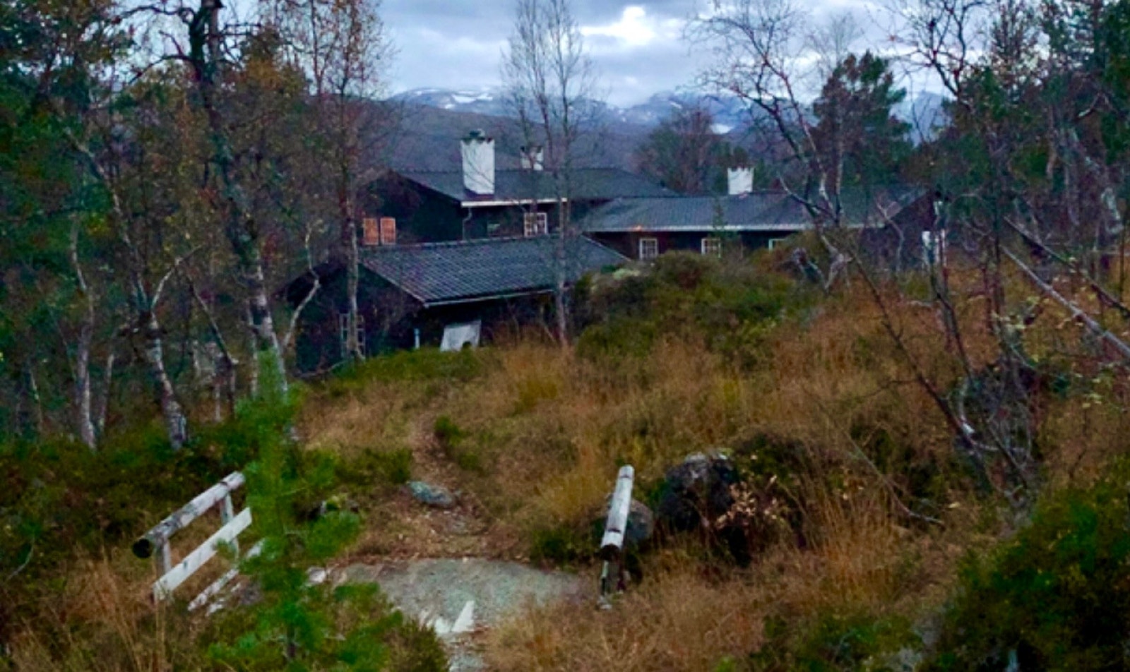 Høst: Du nærmer deg hytta - på stien fra Ljosanbotn togstasjon (Foto: Siv Helen Lekven) Galleribilde