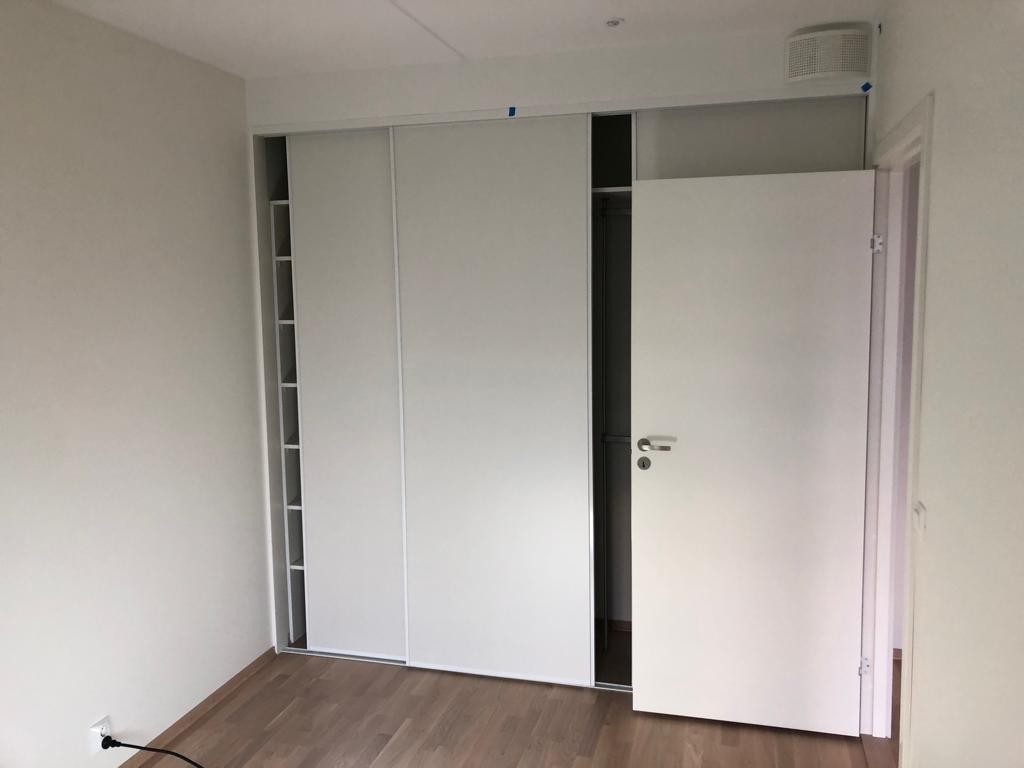 Skyvedørsgarderobe på soverom 1 Galleribilde