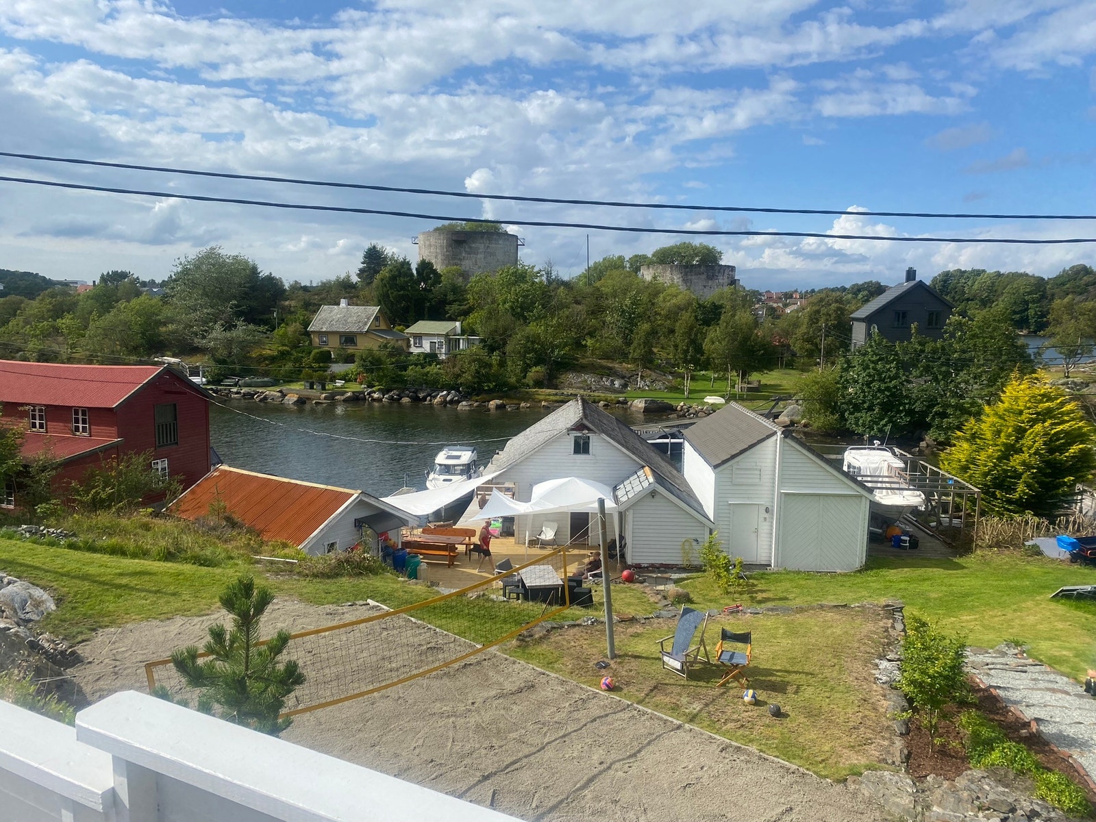 View from the house to the seahouse Galleribilde