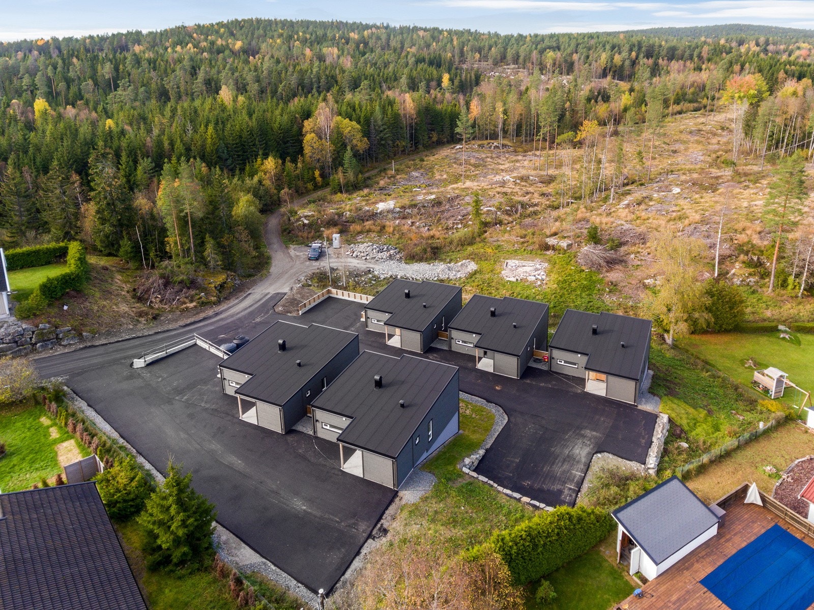 Det er oppført 5 boliger Det er avsatt 3 p plasser pr bolig. Galleribilde