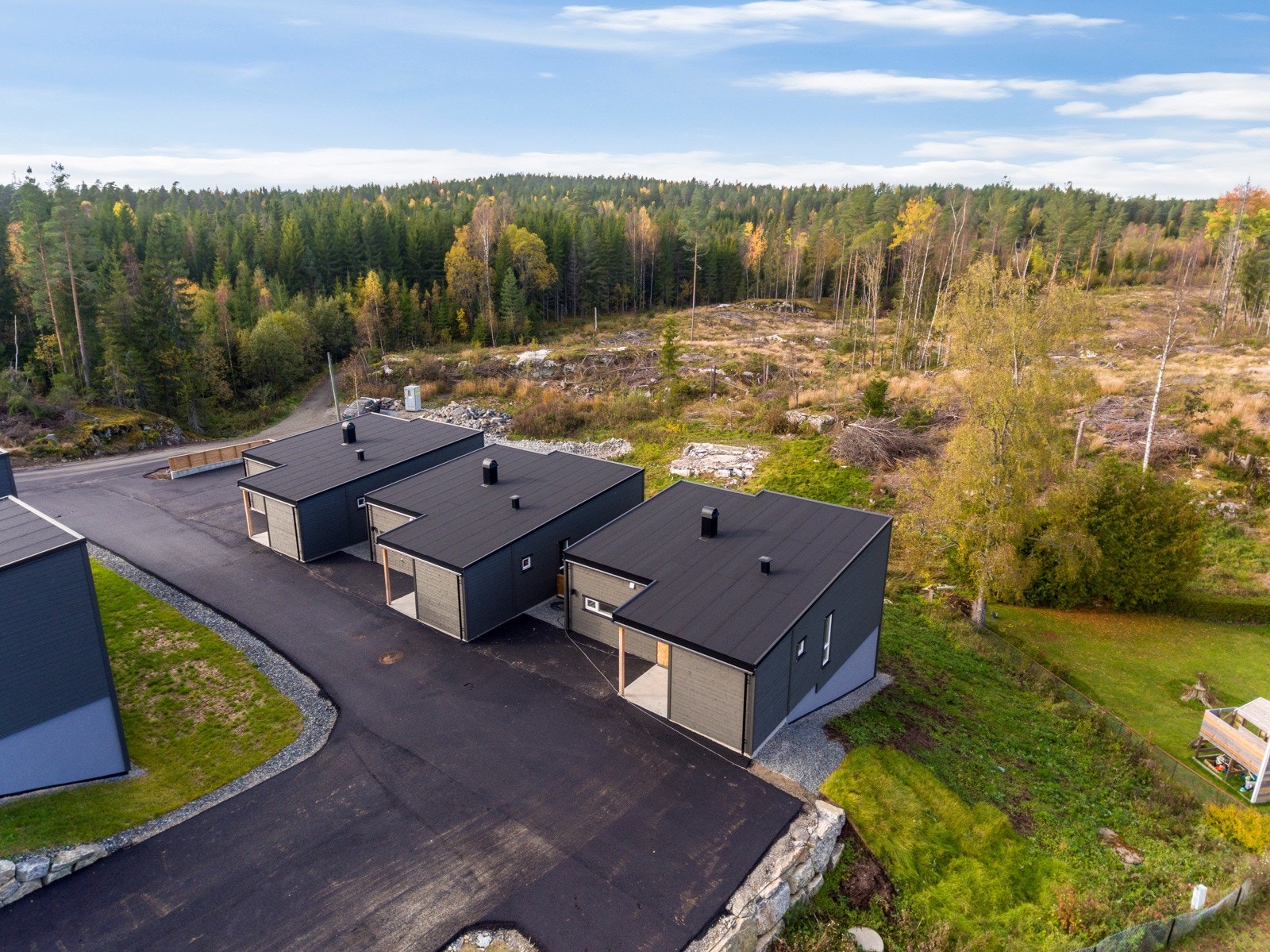 Overbygget inngangsparti med utvendig sportsbod Galleribilde