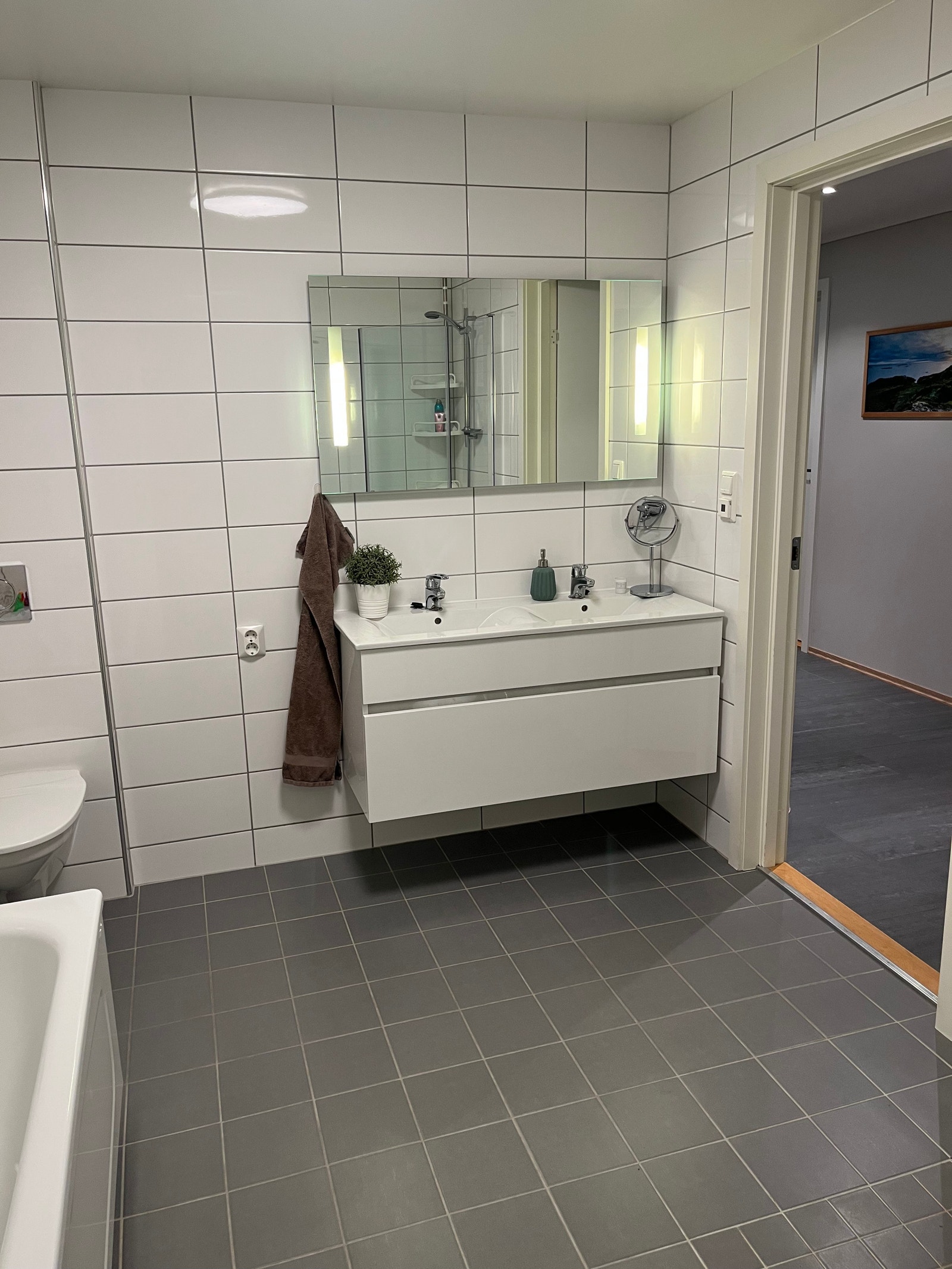 Stort bad med dobbel vask Galleribilde