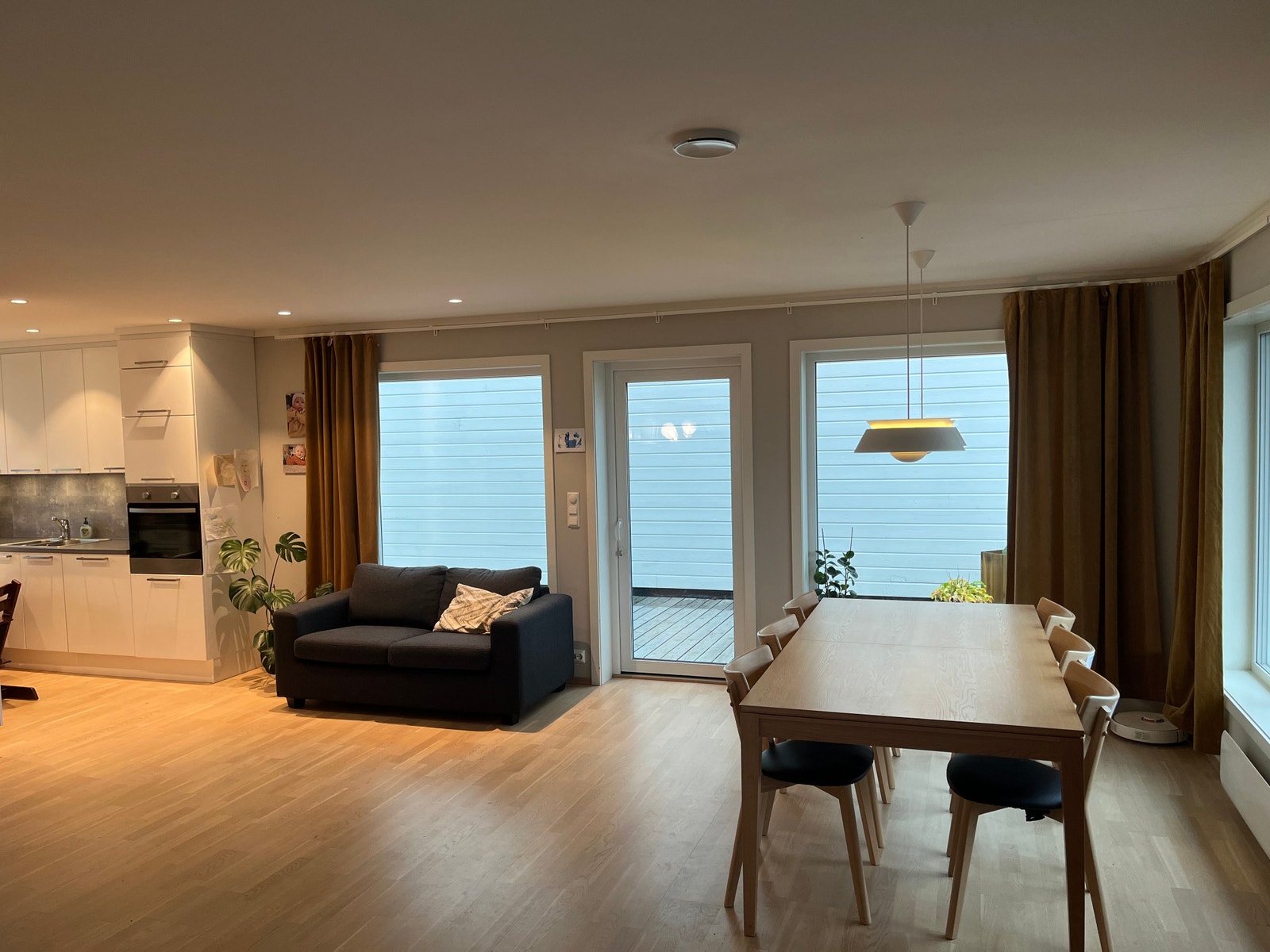 Stor stue med god plass til spisestue Galleribilde