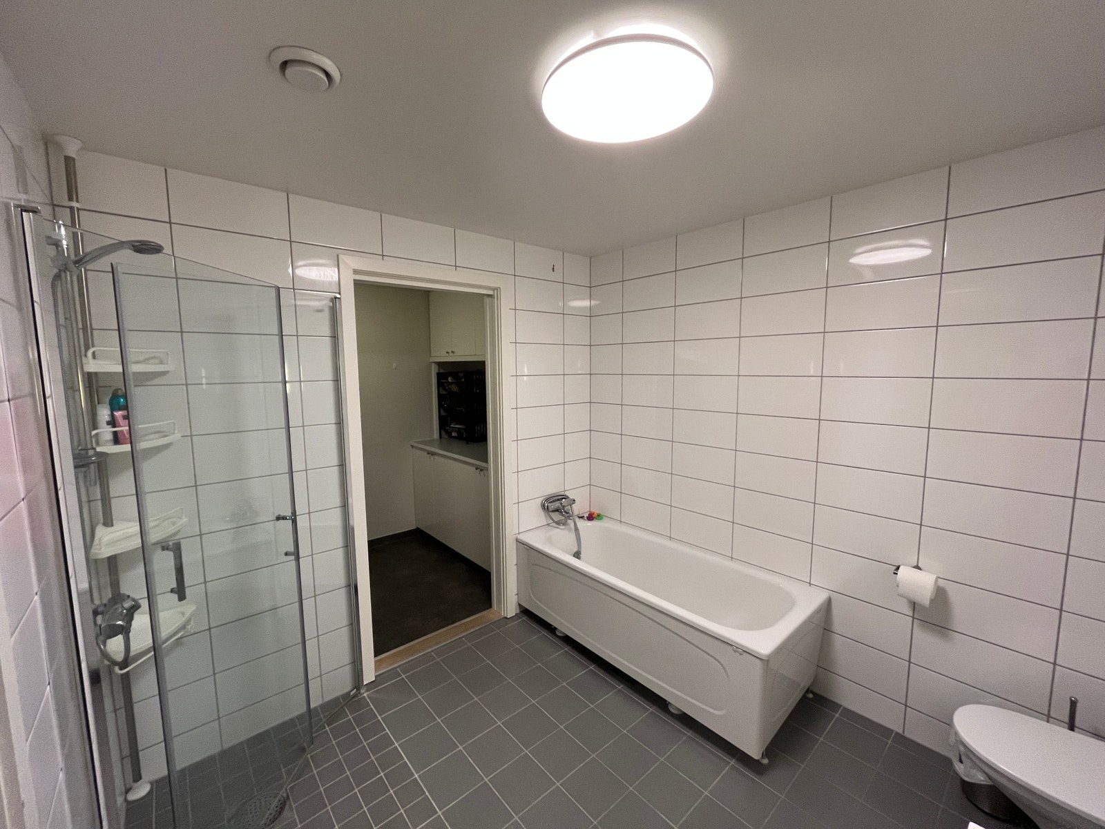 Stort bad med dusj og badekar Galleribilde