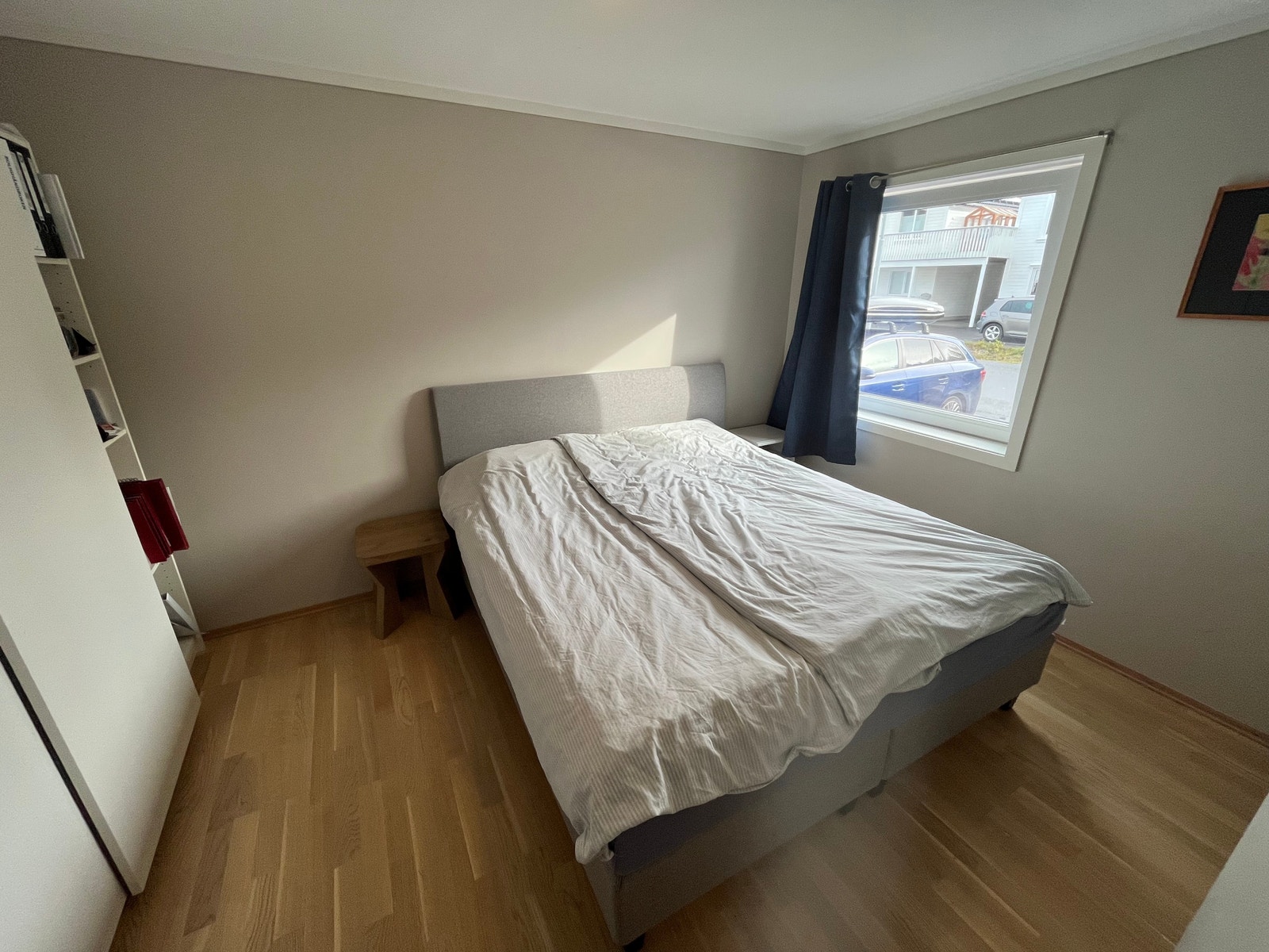 Soverom 1 med skyvedørsgarderobe (garderobe følger med) Galleribilde