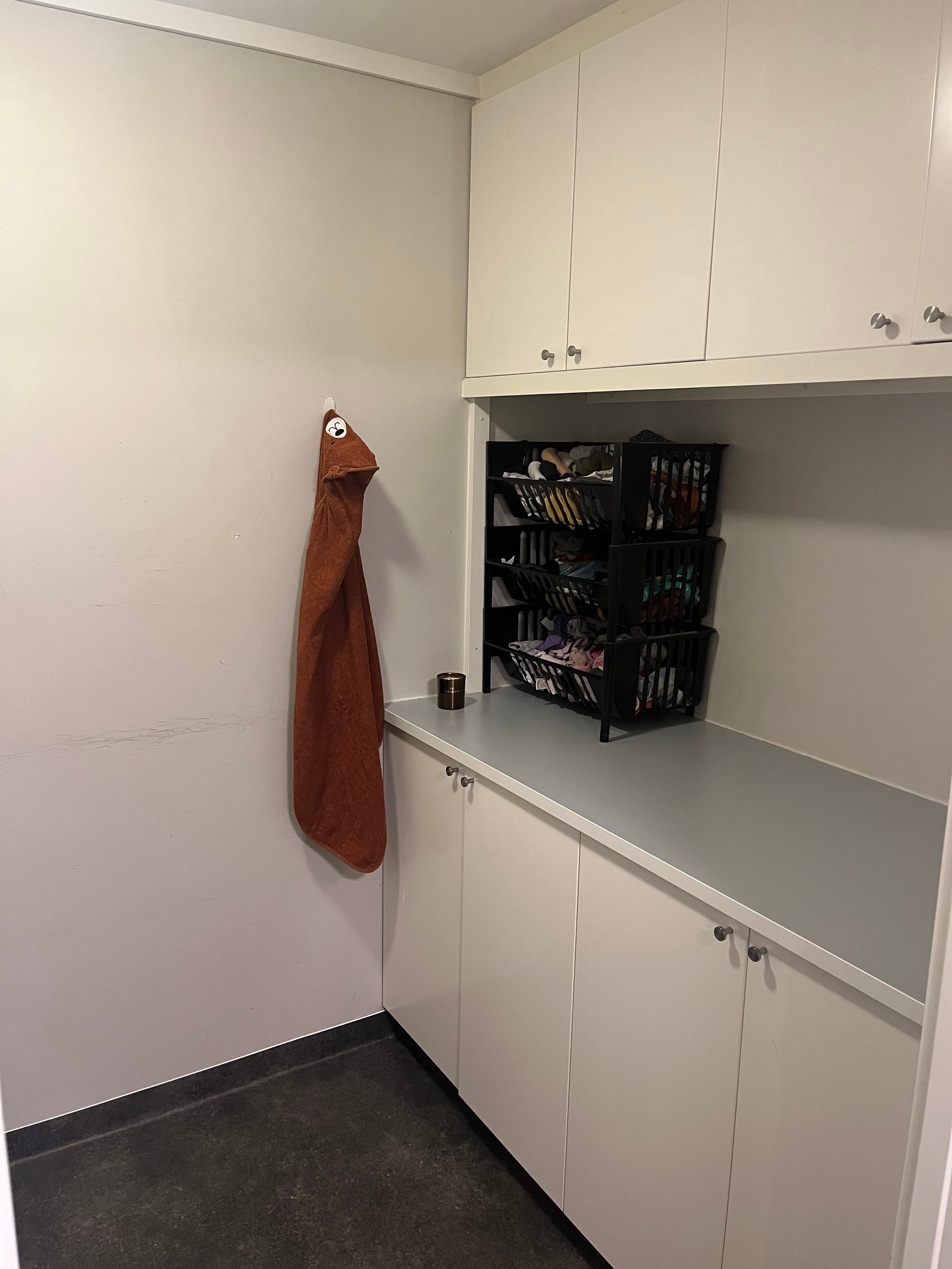 Vaskerom med skap og benk Galleribilde