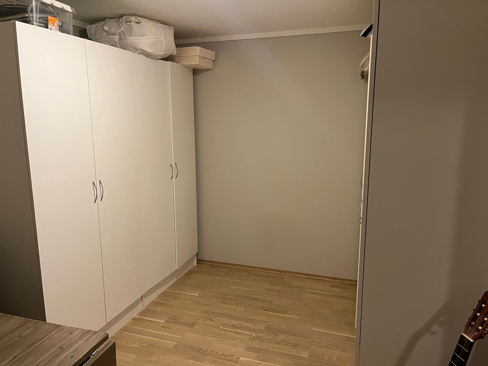 Innebod(klesbod) med masse skapplass (skapene følger med) Galleribilde