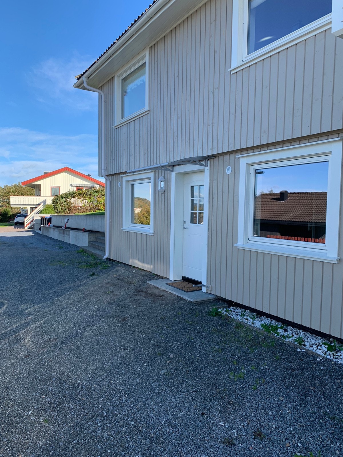 Utvendig leilighet. God plass til parkering og muligheter for å legge opp til el-bil lader hvis det ønskes Galleribilde