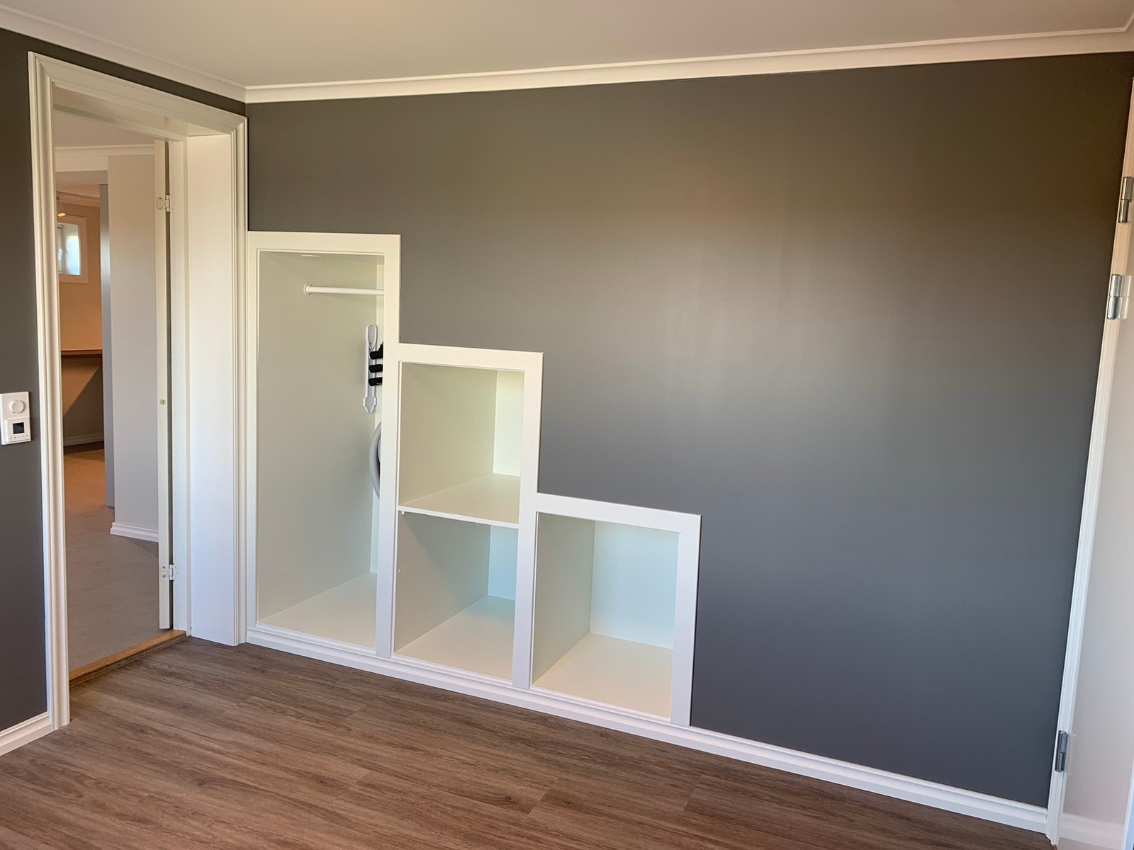 Soverom med klesskap integrert i vegg! Utnytter plassen i rommet og gjør mer plass til å ha for eksempel en dobbelseng. Sentralstøvsuger i leiligheten som gjør det lettvindt å støvsuge! Galleribilde