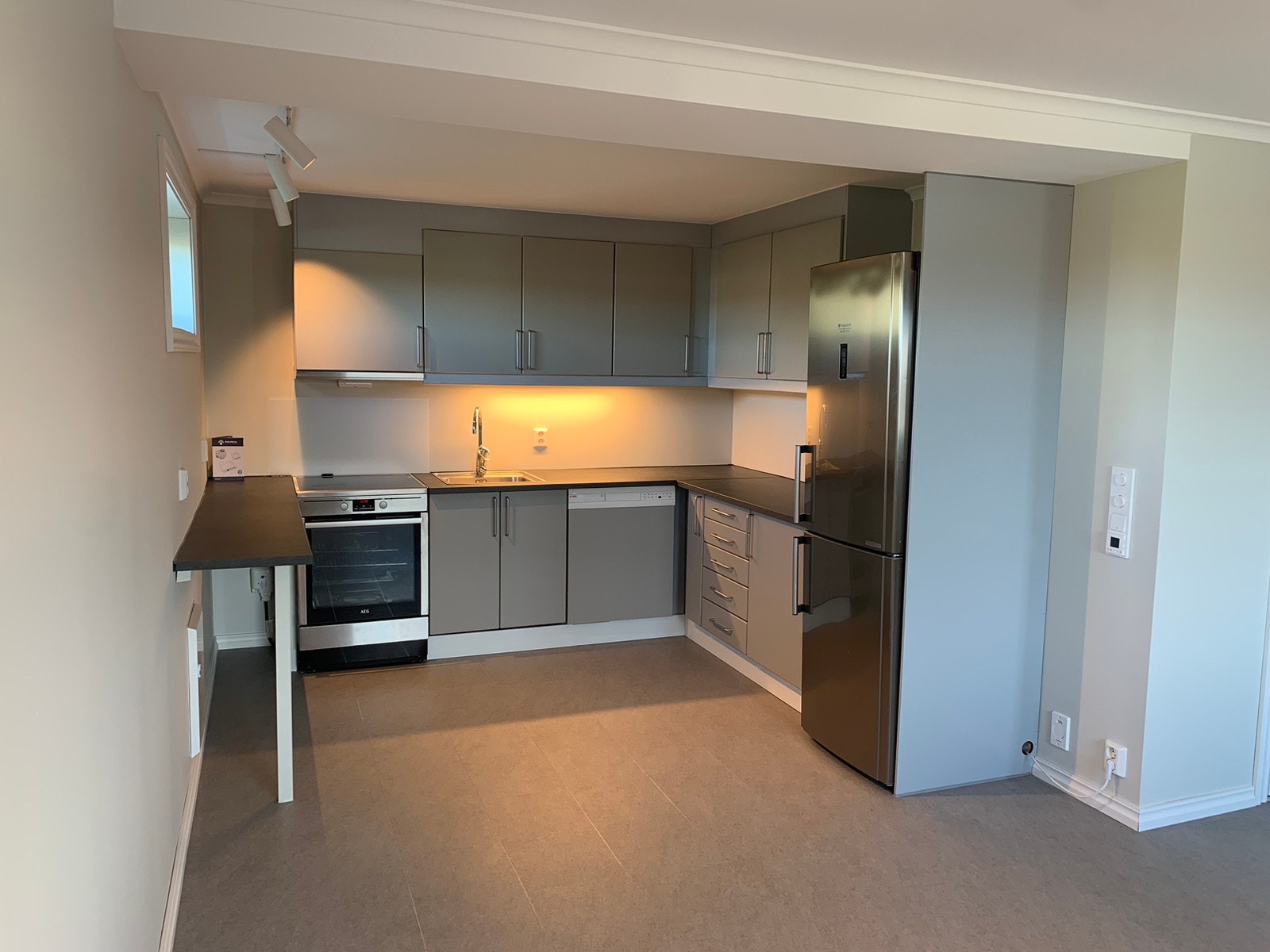 Koselig kjøkken med sittebenk. God belysning og masse skap-plass Galleribilde