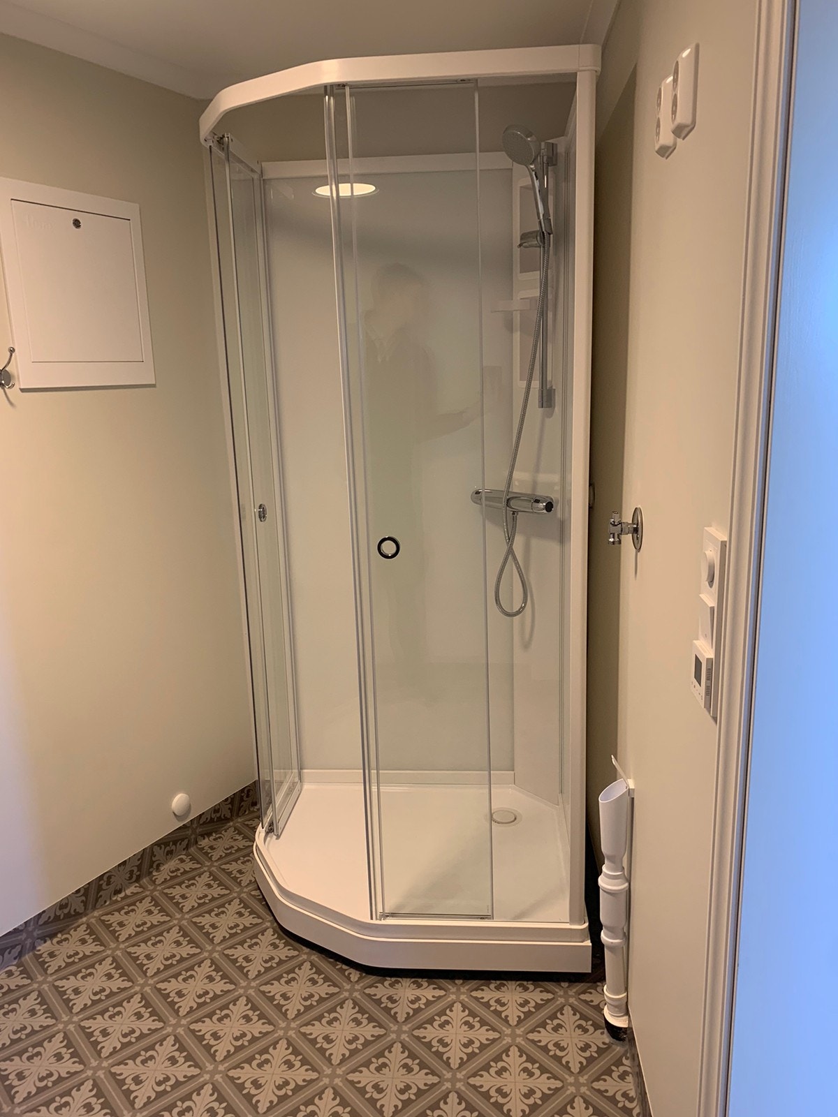 Nytt dusjkabinett på badet. Klargjort for tørketrommel og vaskemaskin Galleribilde