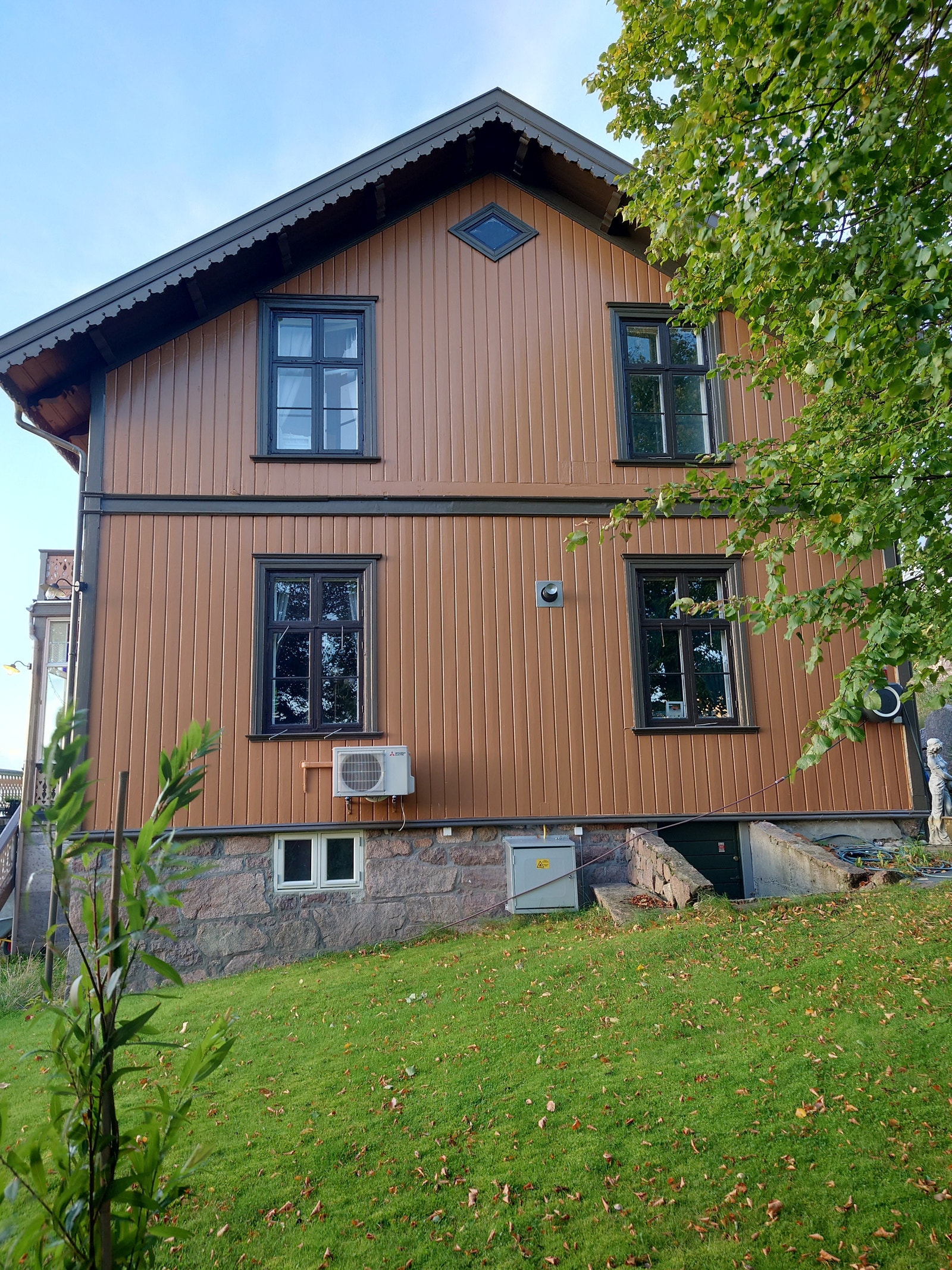 Vinduer vender ut mot hage Galleribilde