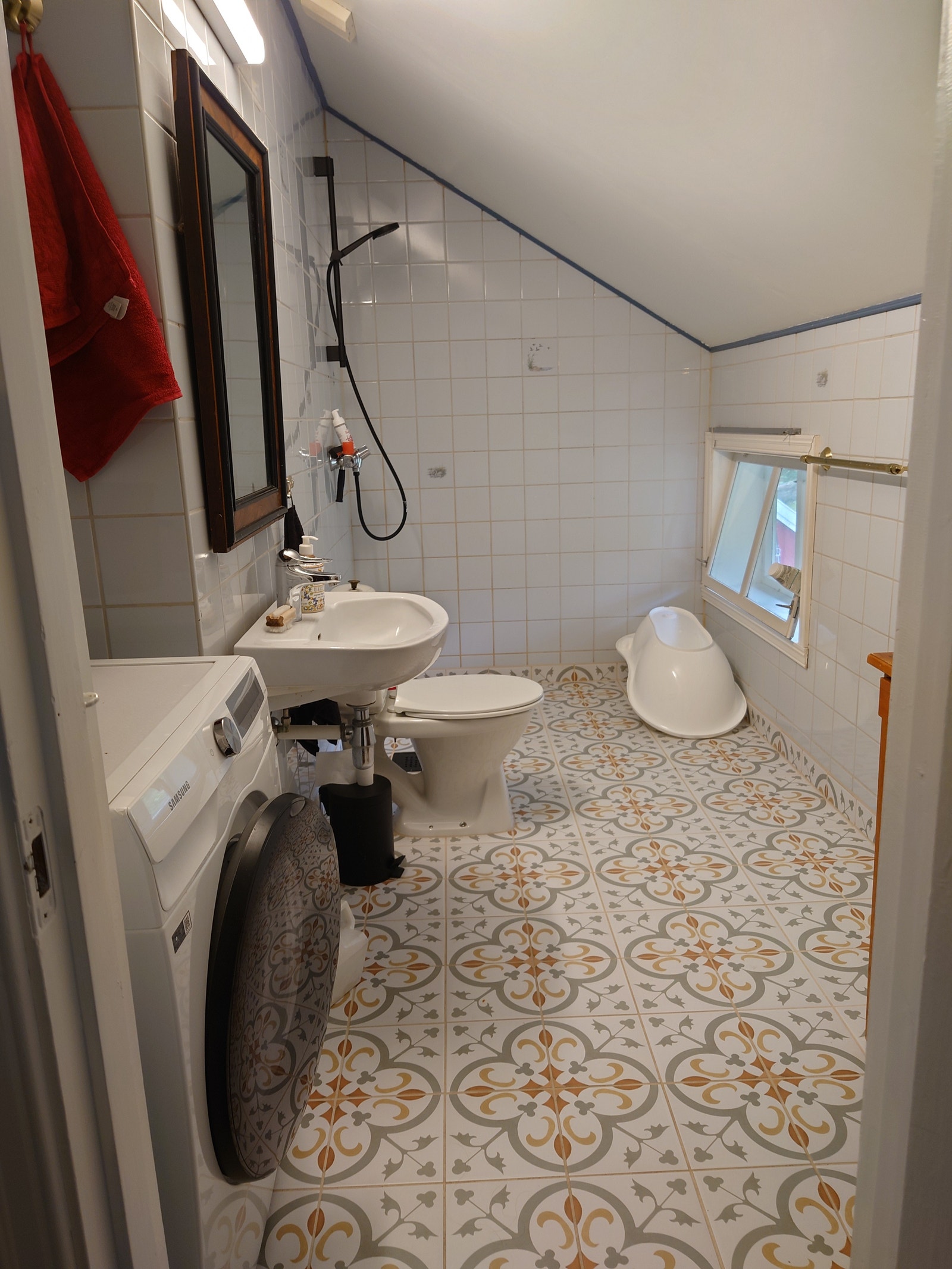 Bad med nytt gulv og varmekabler Galleribilde