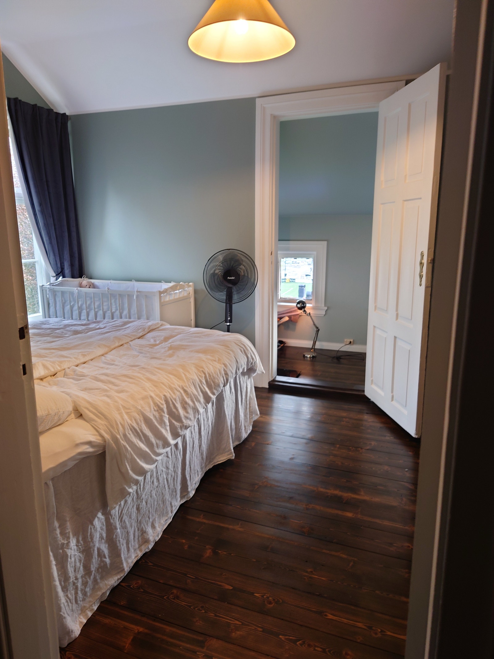 Hovedsoverom med vindu mot hage Galleribilde