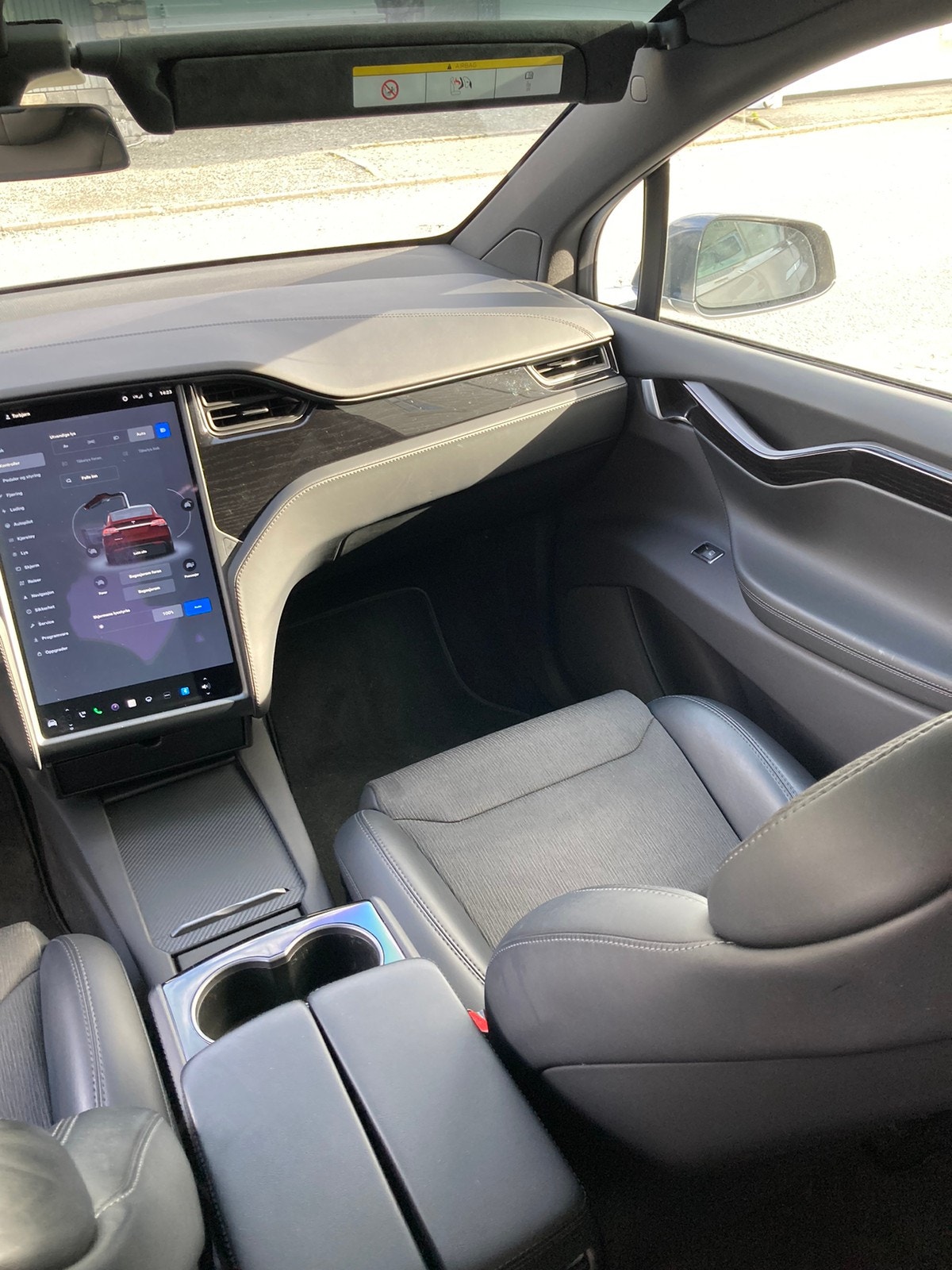 Tesla Model X 36