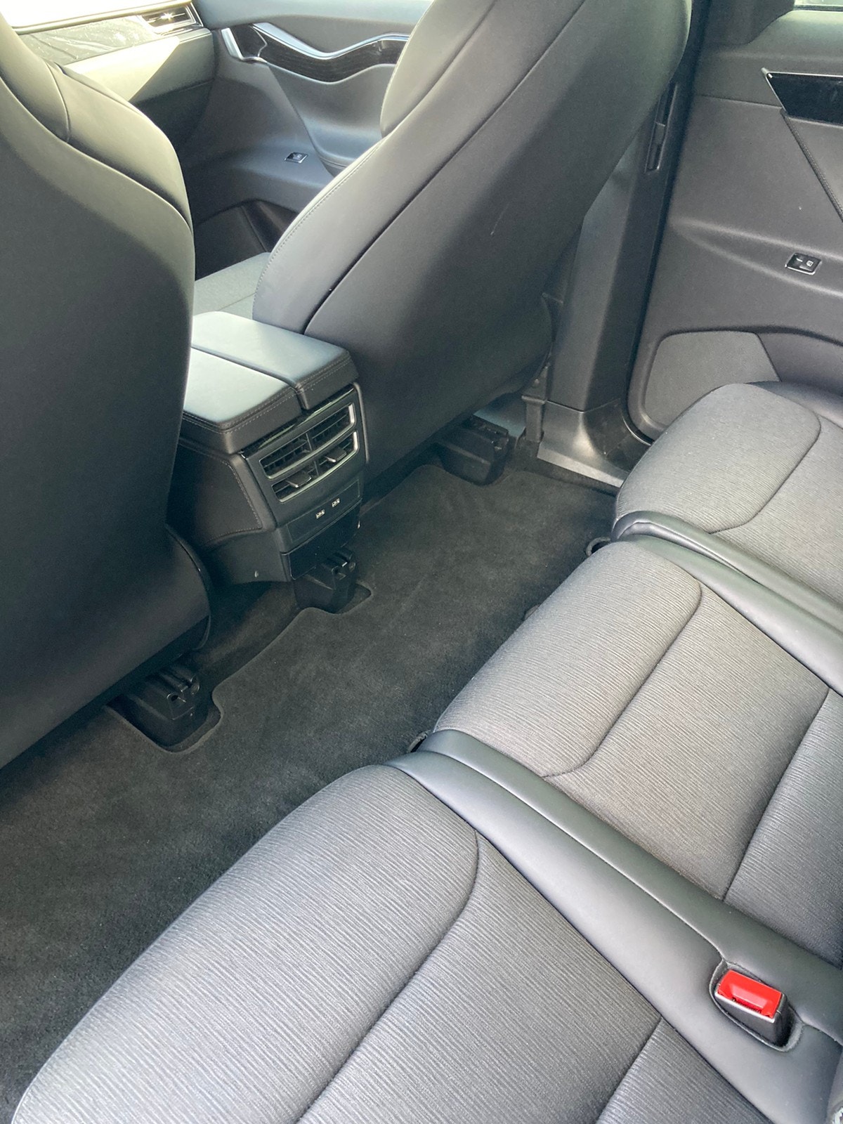 Tesla Model X 35