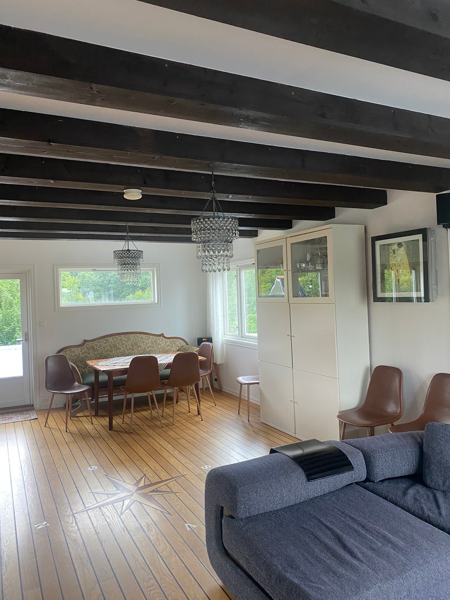 View from large living room to dining table. Galleribilde