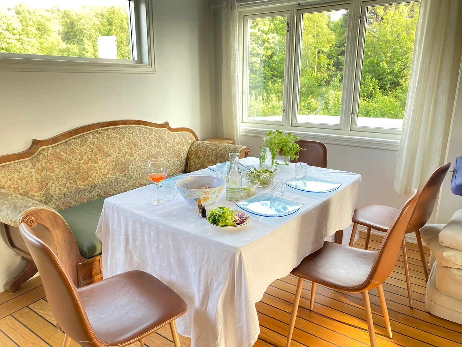 Dinning table connected to the living room. Galleribilde