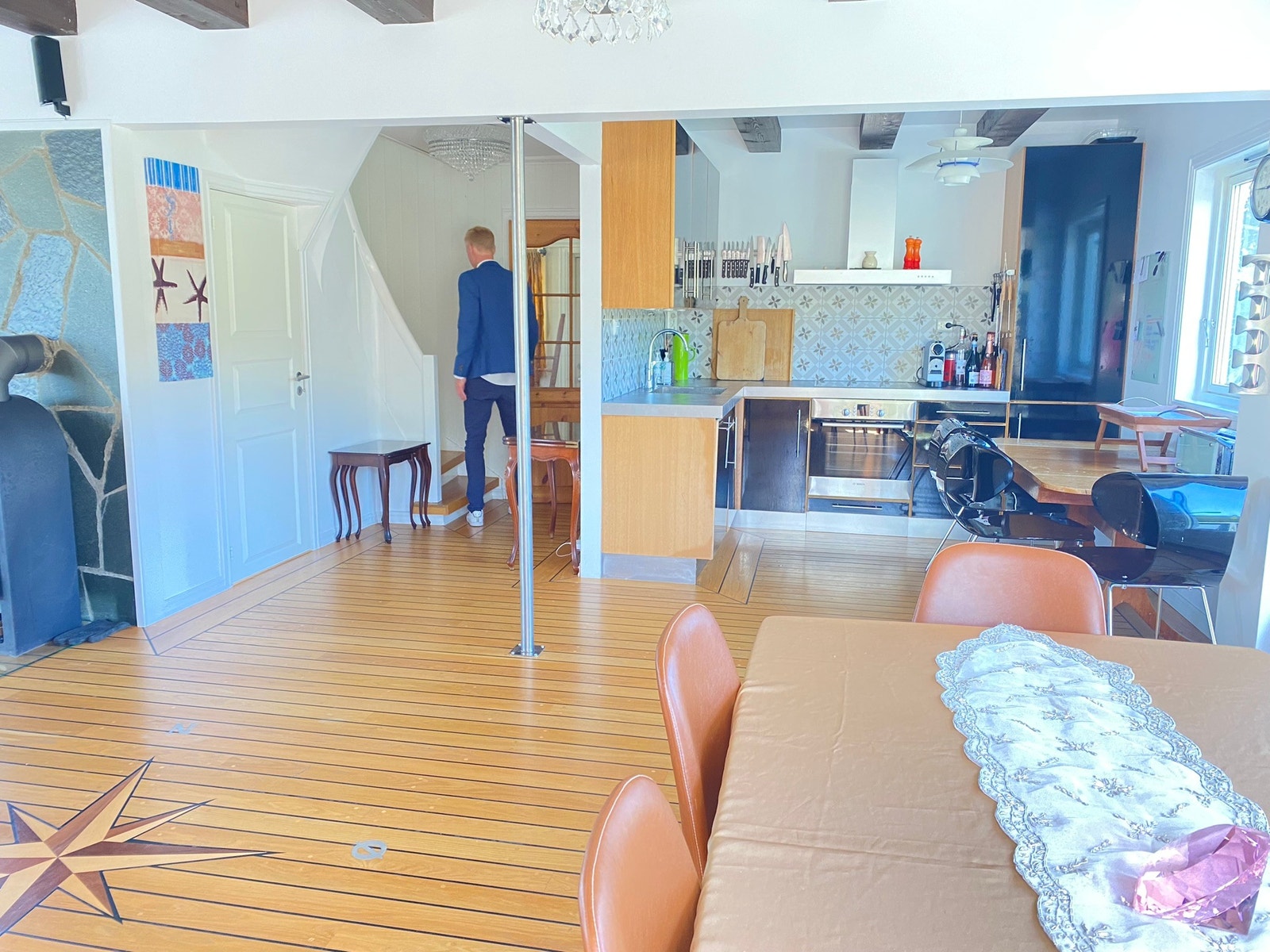 Kitchen and kitchen table Galleribilde