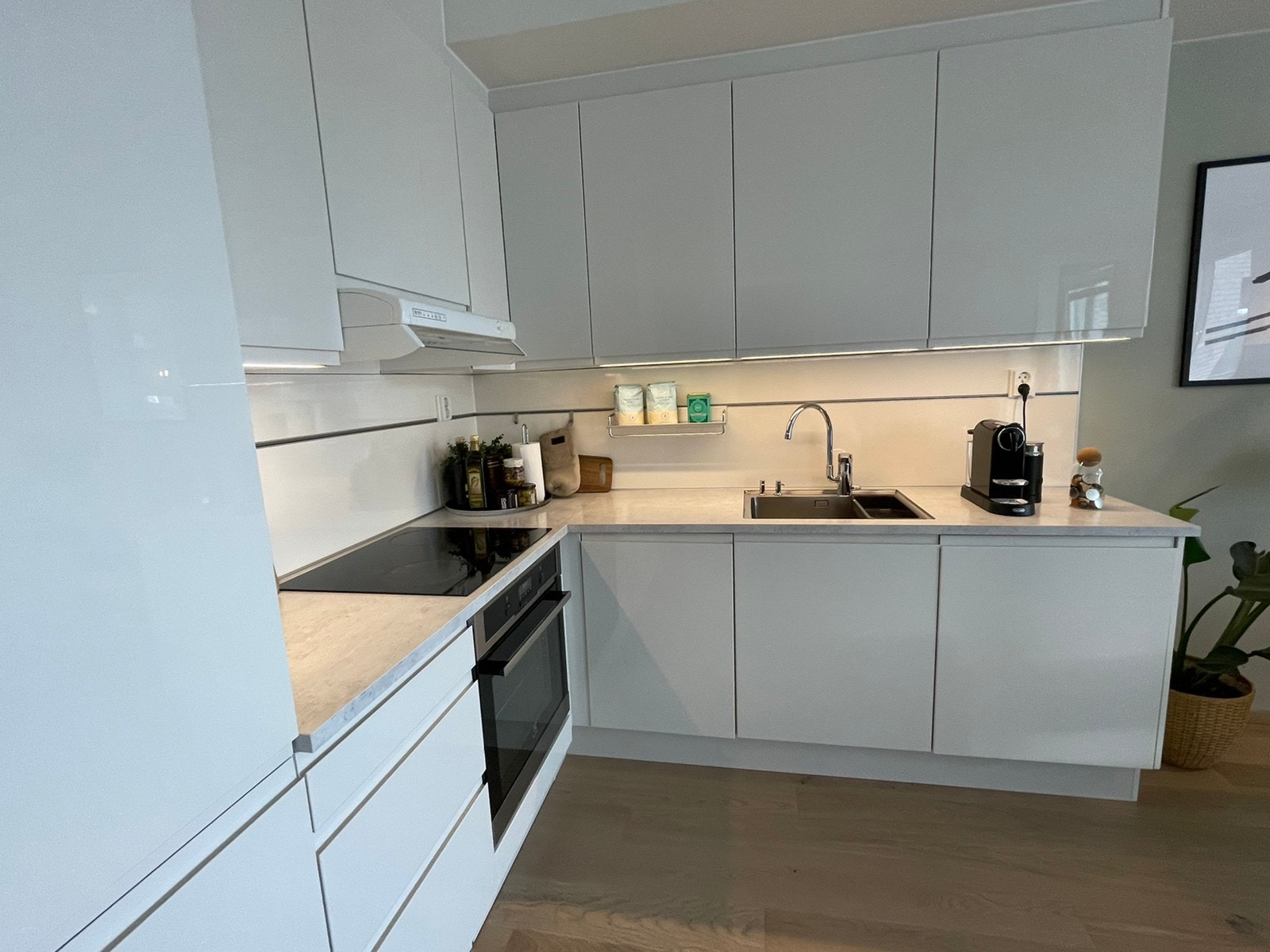 Leiligheten har en åpen løsning, og har kjøkken og stue i ett.
Integrerte hvitevarer av høy kvalitet, samt kaffemaskin. Galleribilde