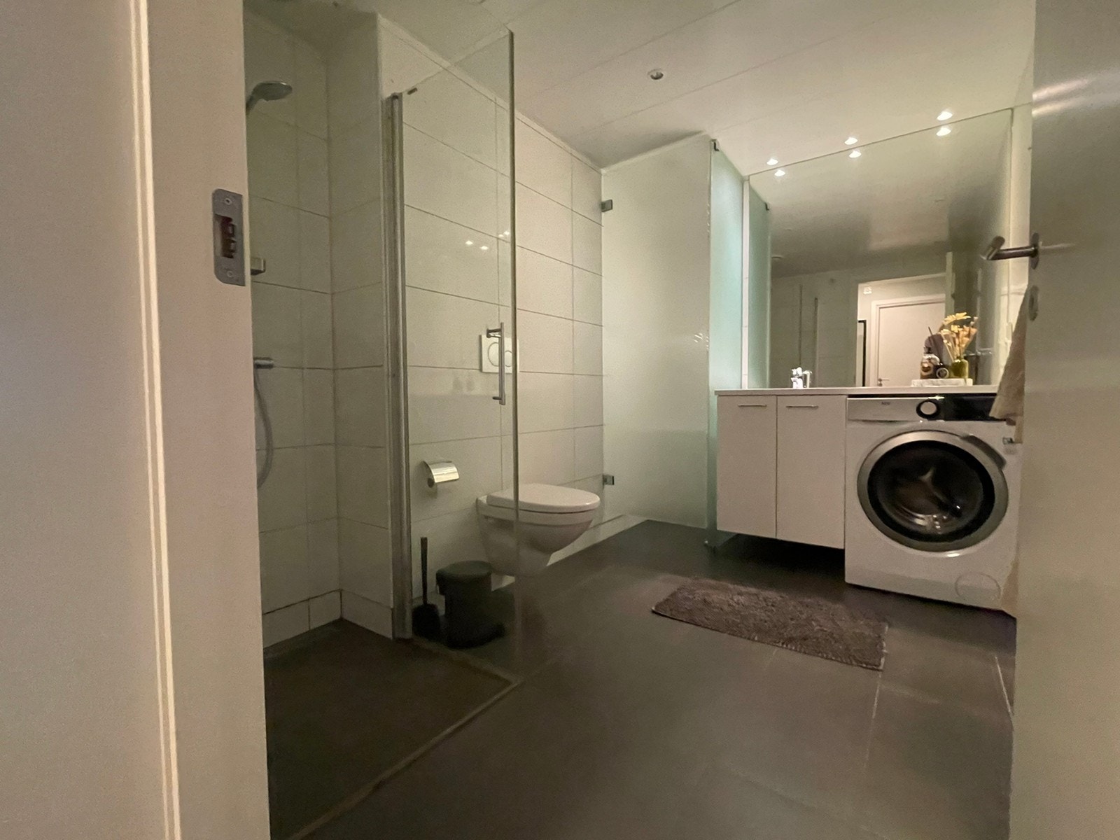 Lyst og pent bad. Vaskemaskin, tørkeskap og dusj Galleribilde