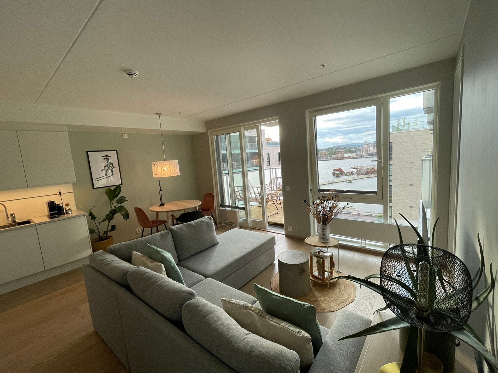 Stue med komfortabel sovesofa og smart-TV Galleribilde