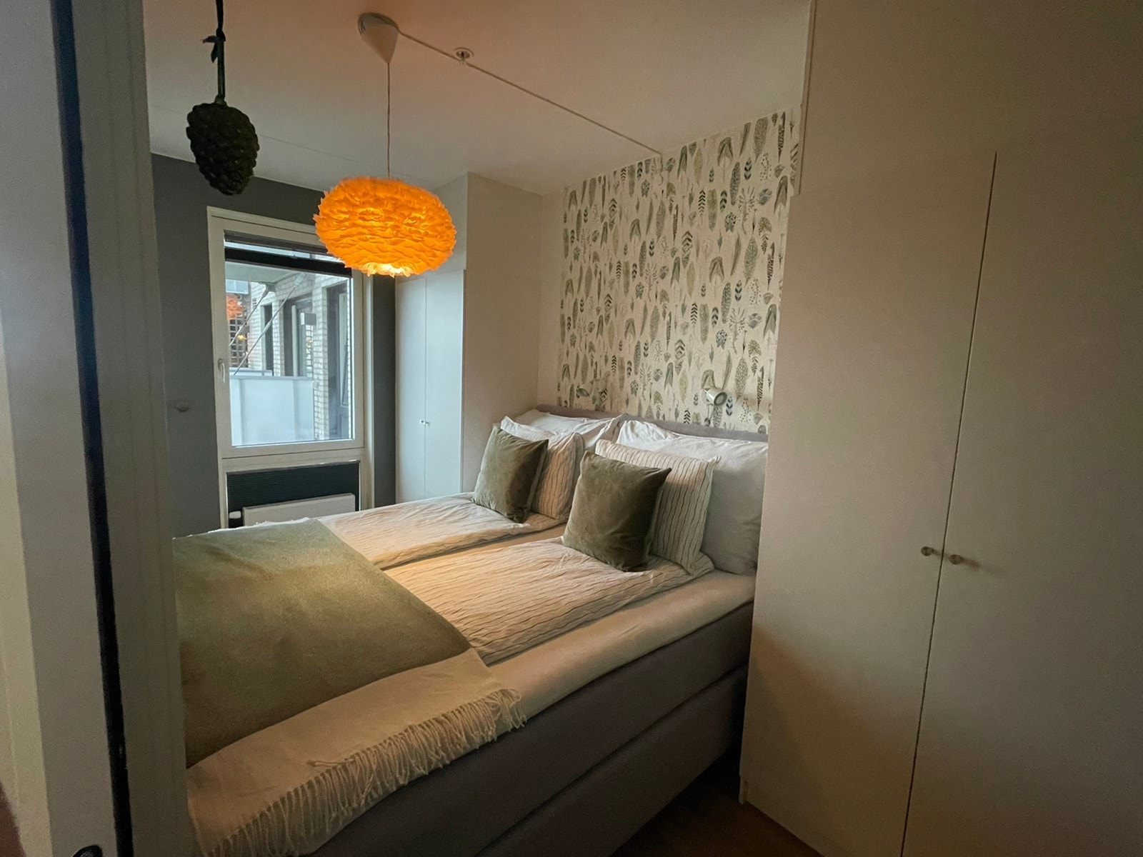 Soverom med stort vindu. Muligheter for å åpne vindu på gløtt, eller helt opp.
2 store skap på hver side av sengen Galleribilde