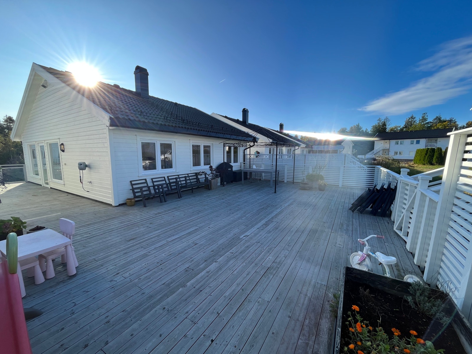 Stor solrik terrasse Galleribilde