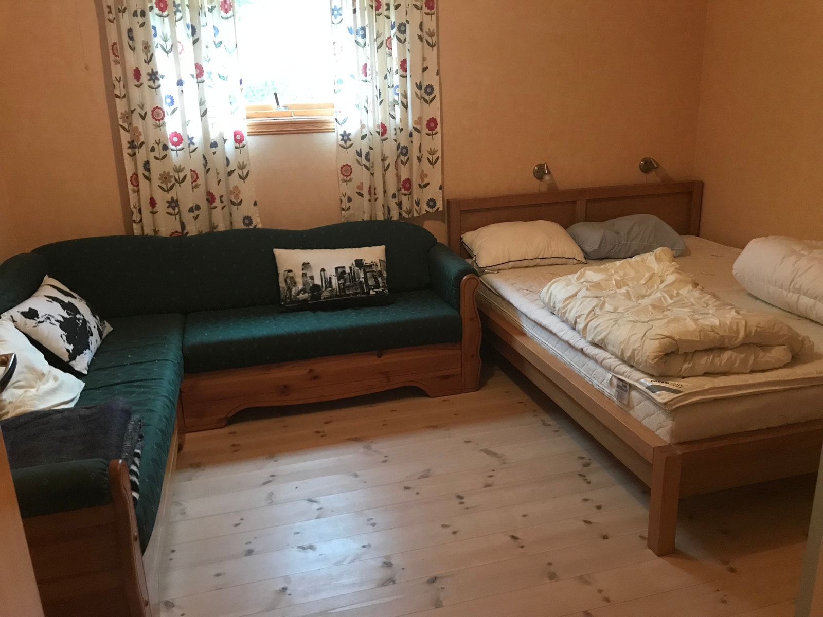 Soverom 2 med store skap Galleribilde