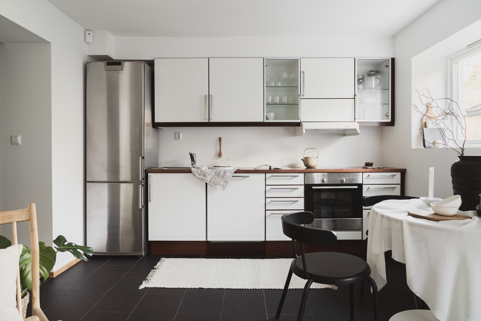 Åpent kjøkken med god plass. Her har det skjedd en endring ettersom at tv-benken er satt der bordet og stolene står. Galleribilde