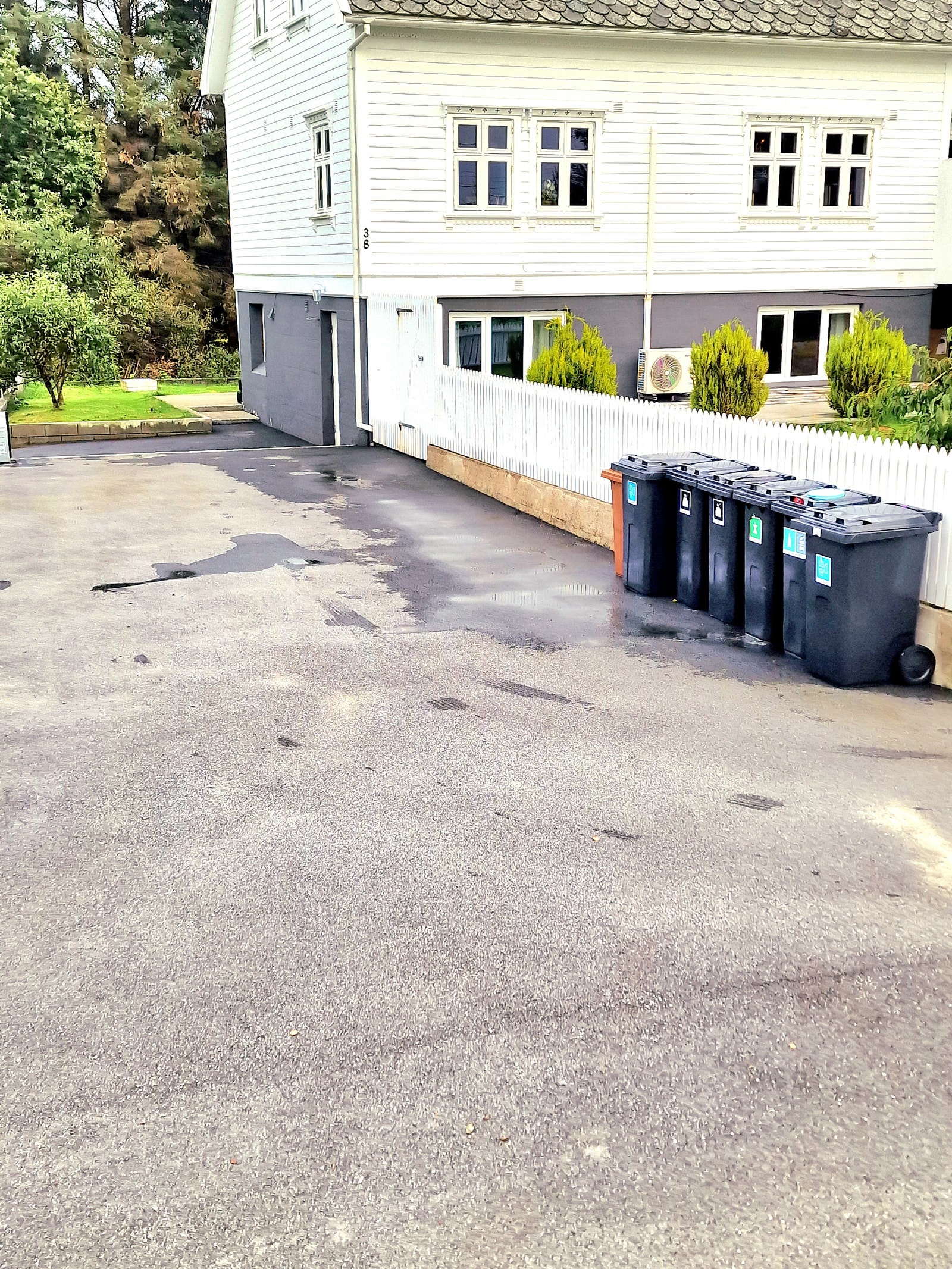 Stor asfaltert parkering Galleribilde