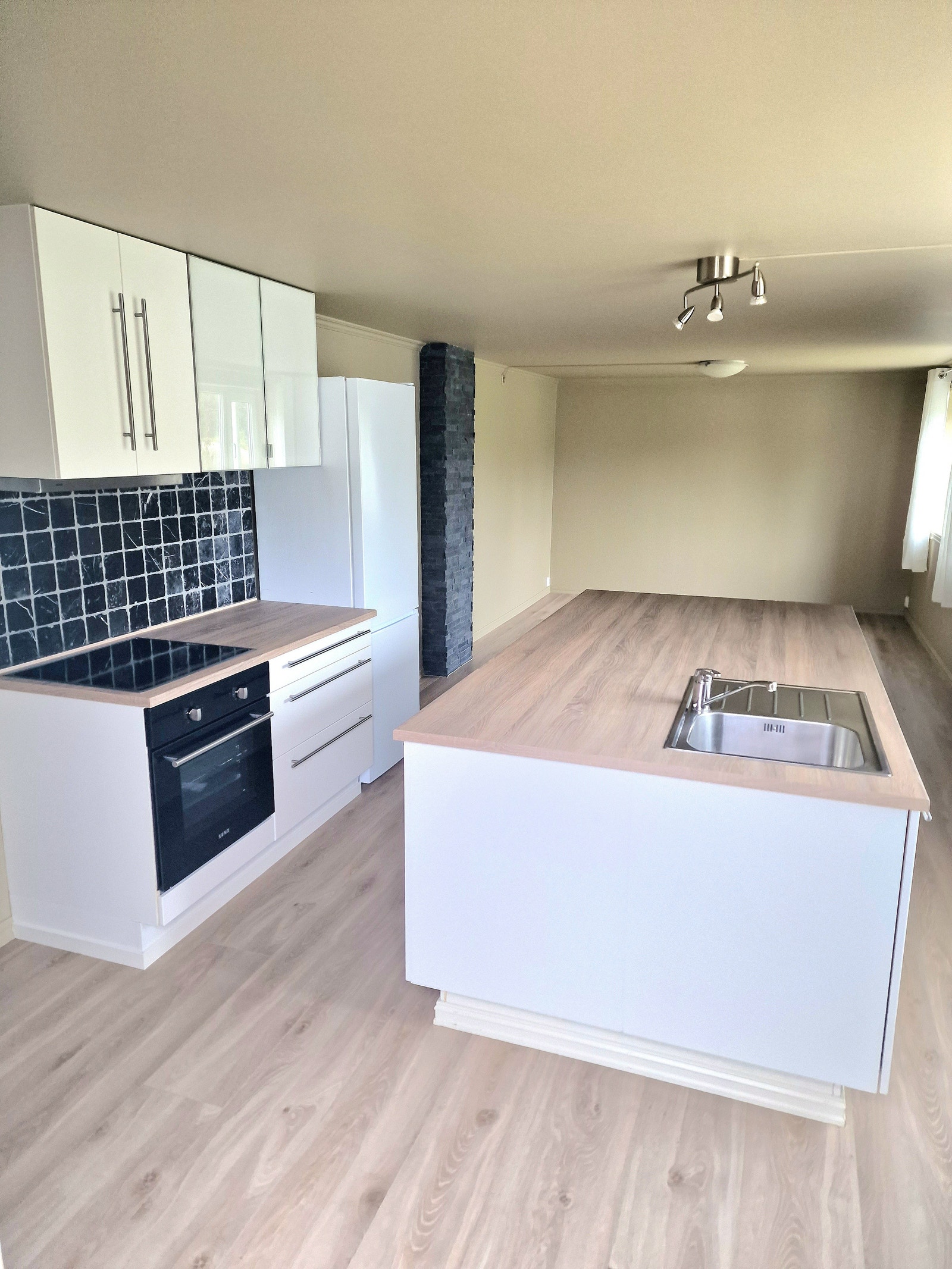 Mye kjøkkenplass Galleribilde