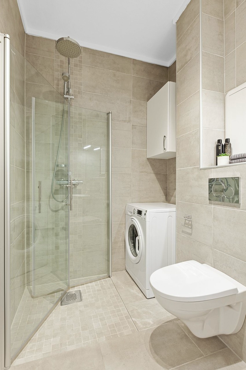 Det er vaskemaskin på badet og tørkerom i kjelleren. Galleribilde